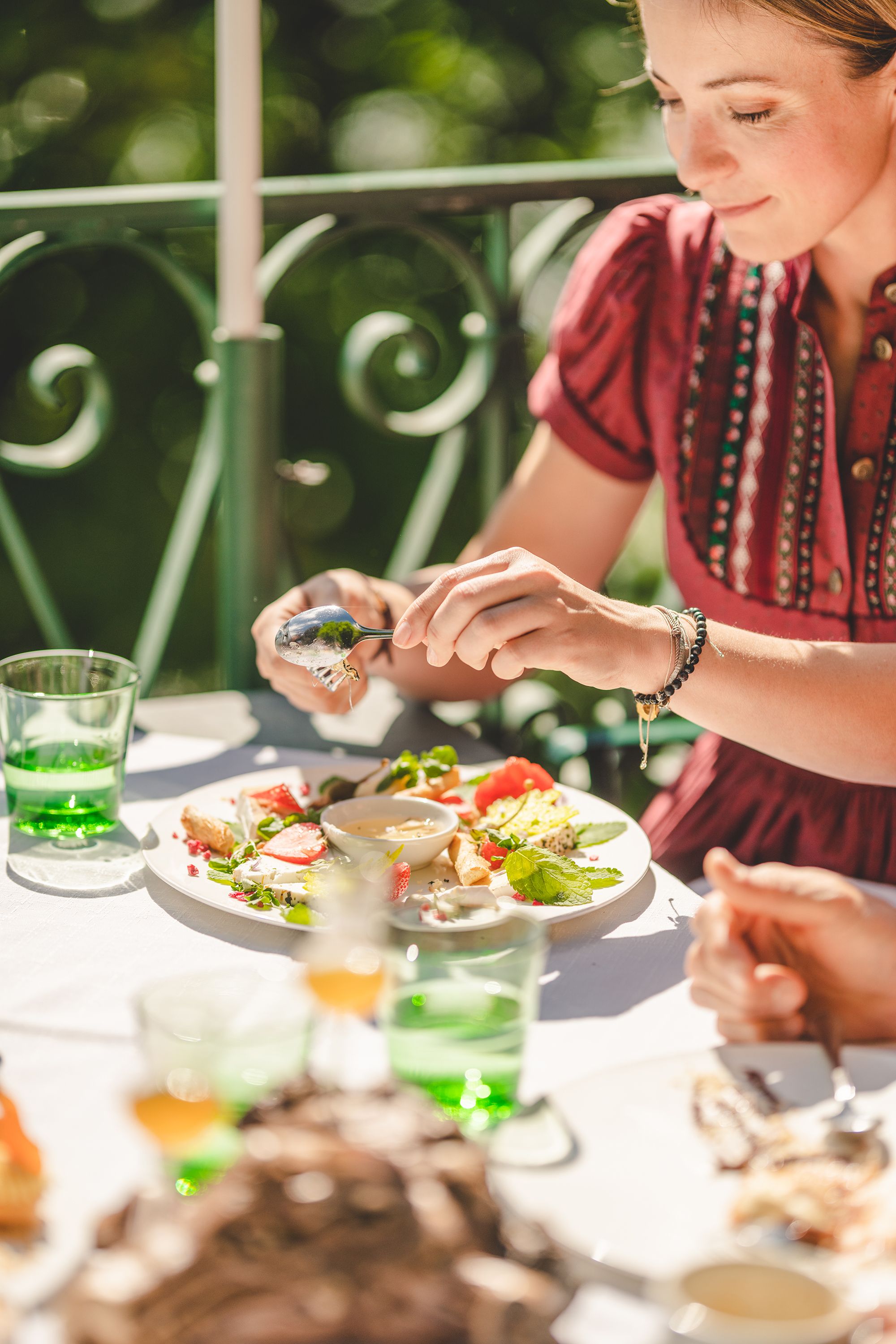 Speisenteller mit Fisch, Avocado und grünen Kräutern garniert