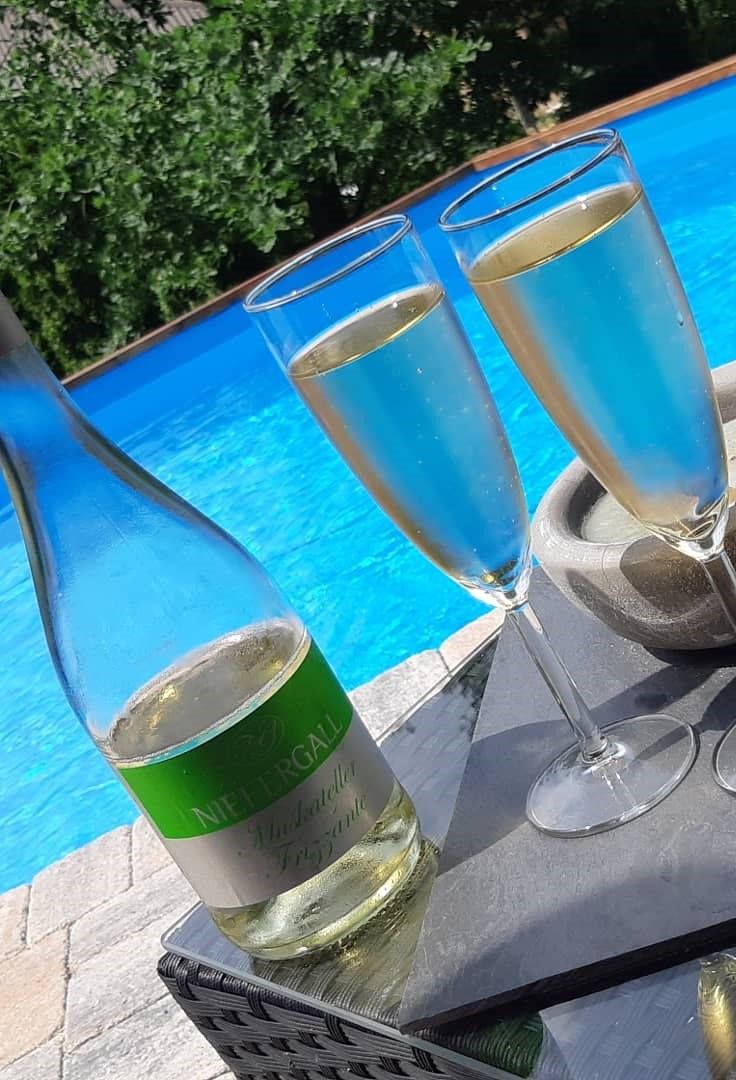 Vinařství Niefergall Wolfsthal, Muskateller Frizzante, láhev a 2 sklenice