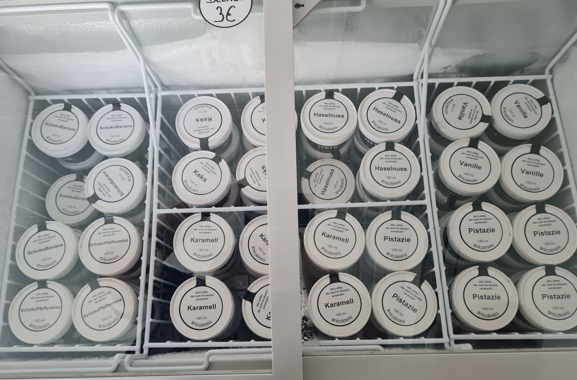 Blick in die Eistruhe mit vielen verschiedenen Eissorten