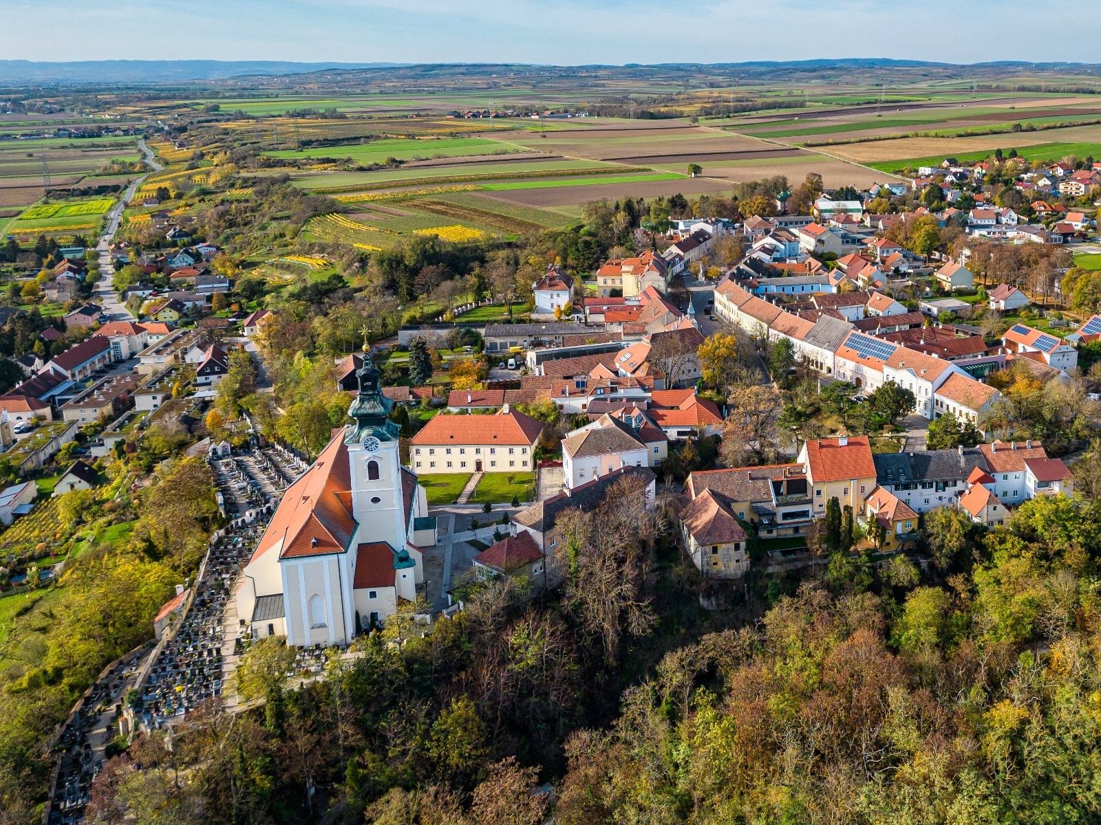 Luftaufnahme  von Kirchberg mit Kirche, Wohnhäusern und umliegenden Feldern