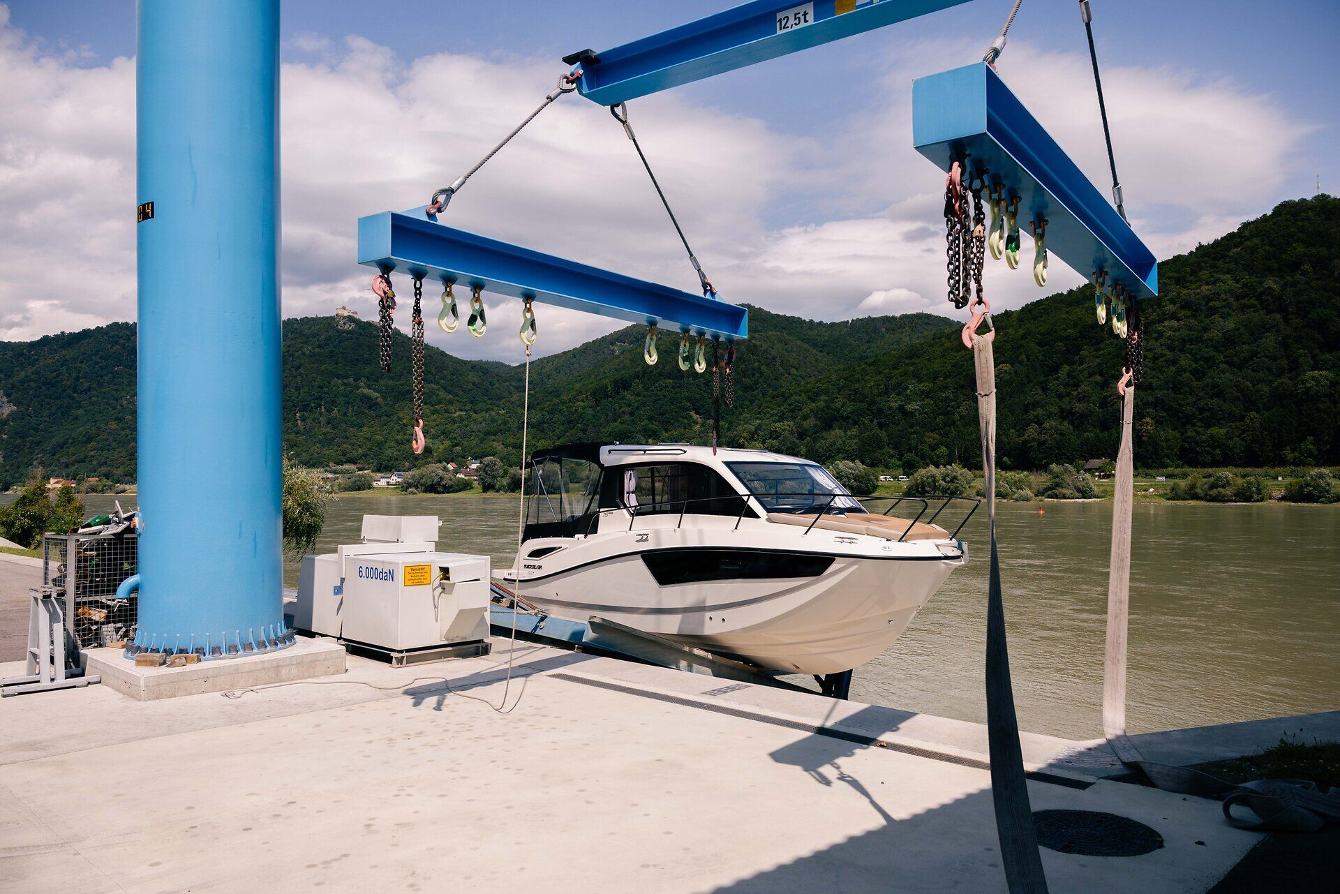 Ein Boot wird zu Wasser gelassen.