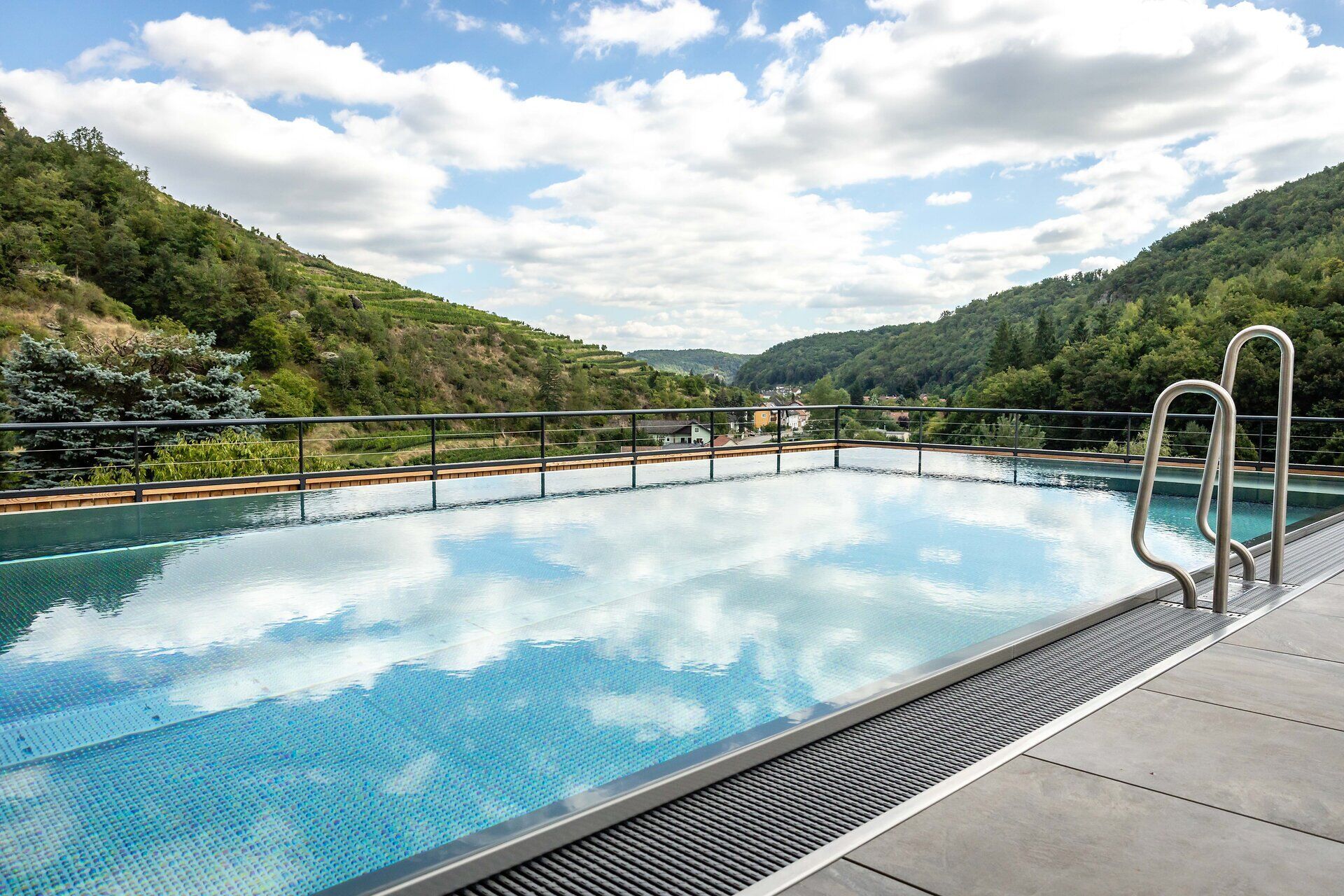 Der Outdoorpool vom Weingut Nigl mit Blick auf die Weinterrassen.