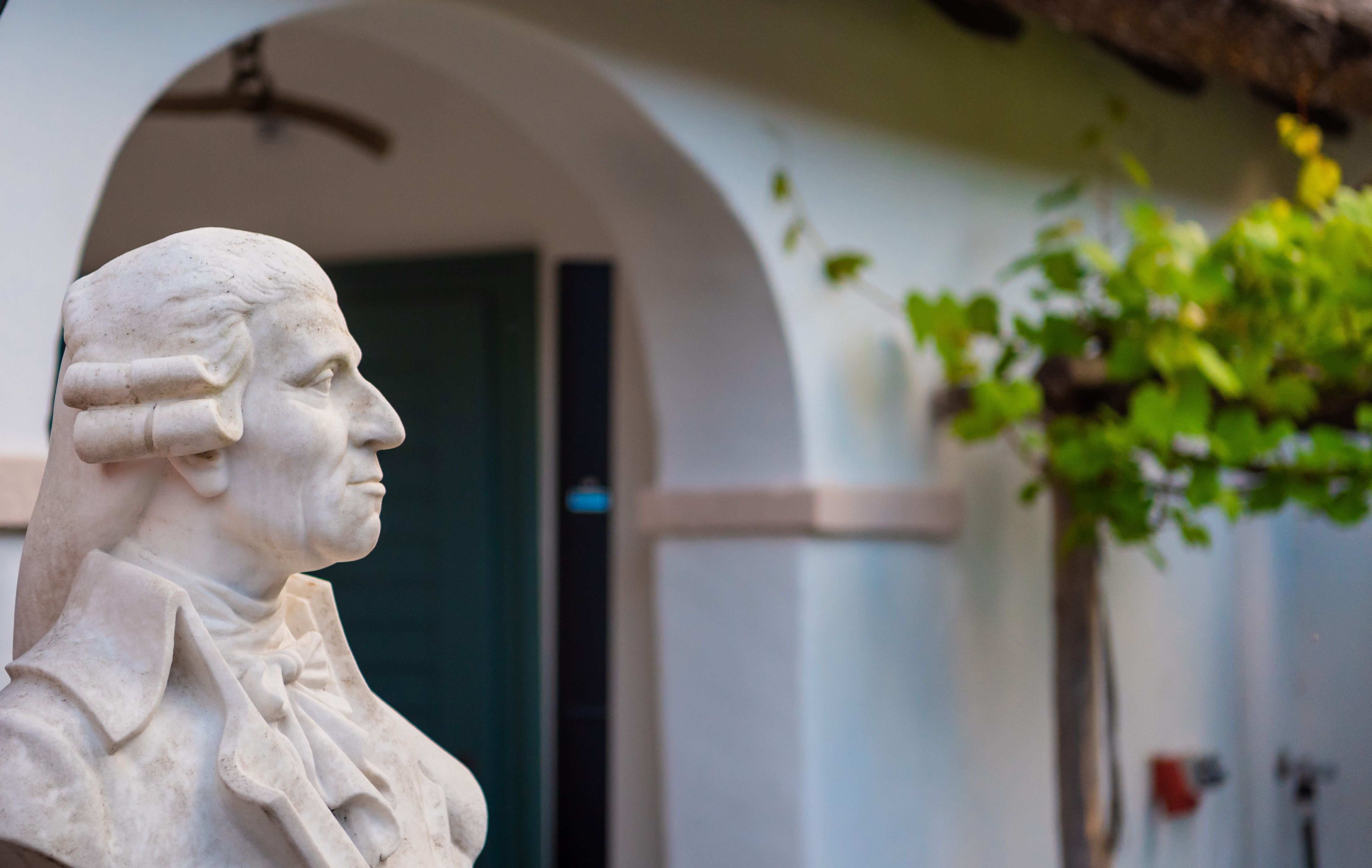 Haydn-Büste aus Stein im Innenhof des Haydn Geburtshaus 