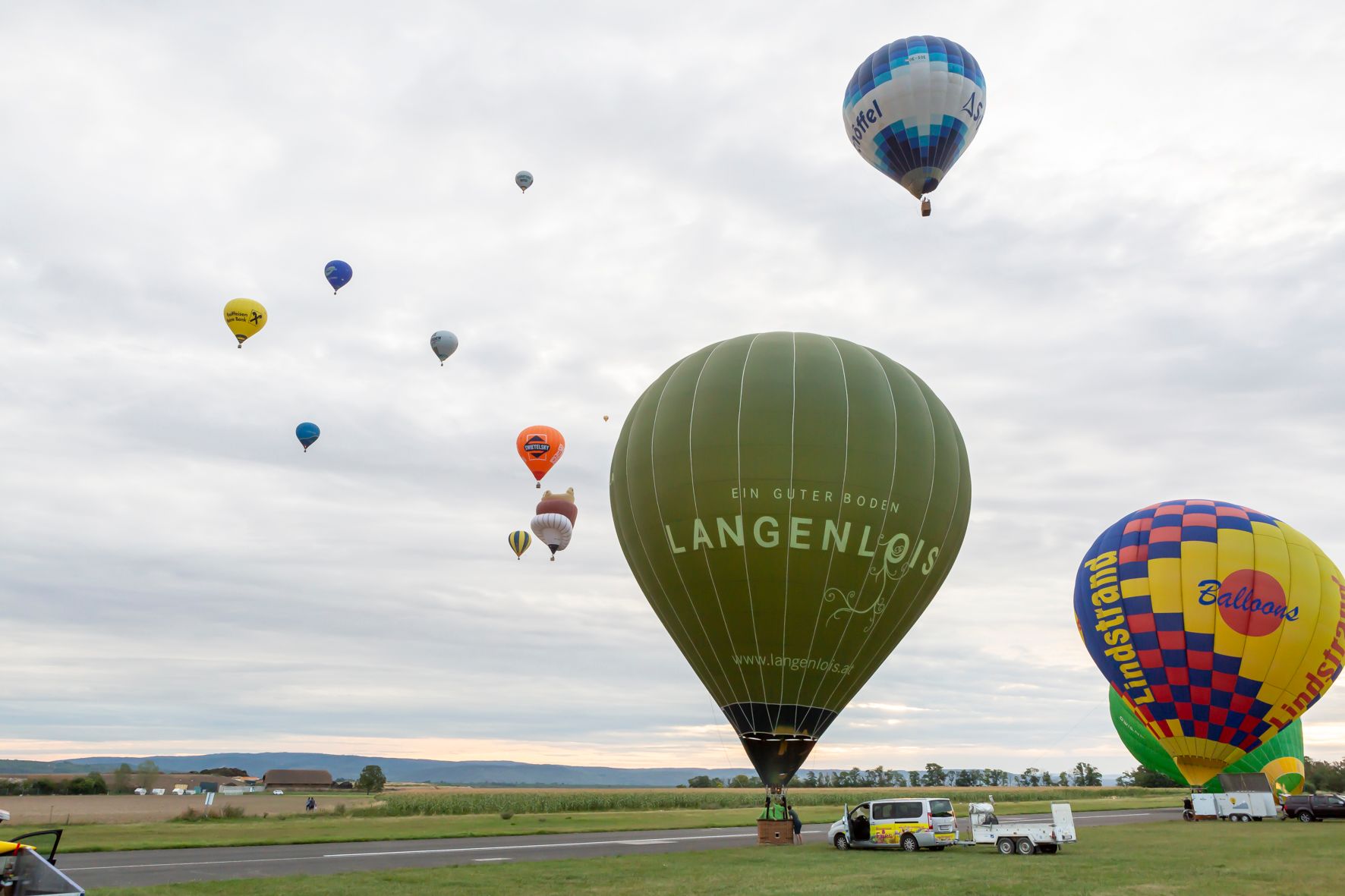 Heißluftballons am Himmel bei den Ballontagen Krems-Langenlois 2019.