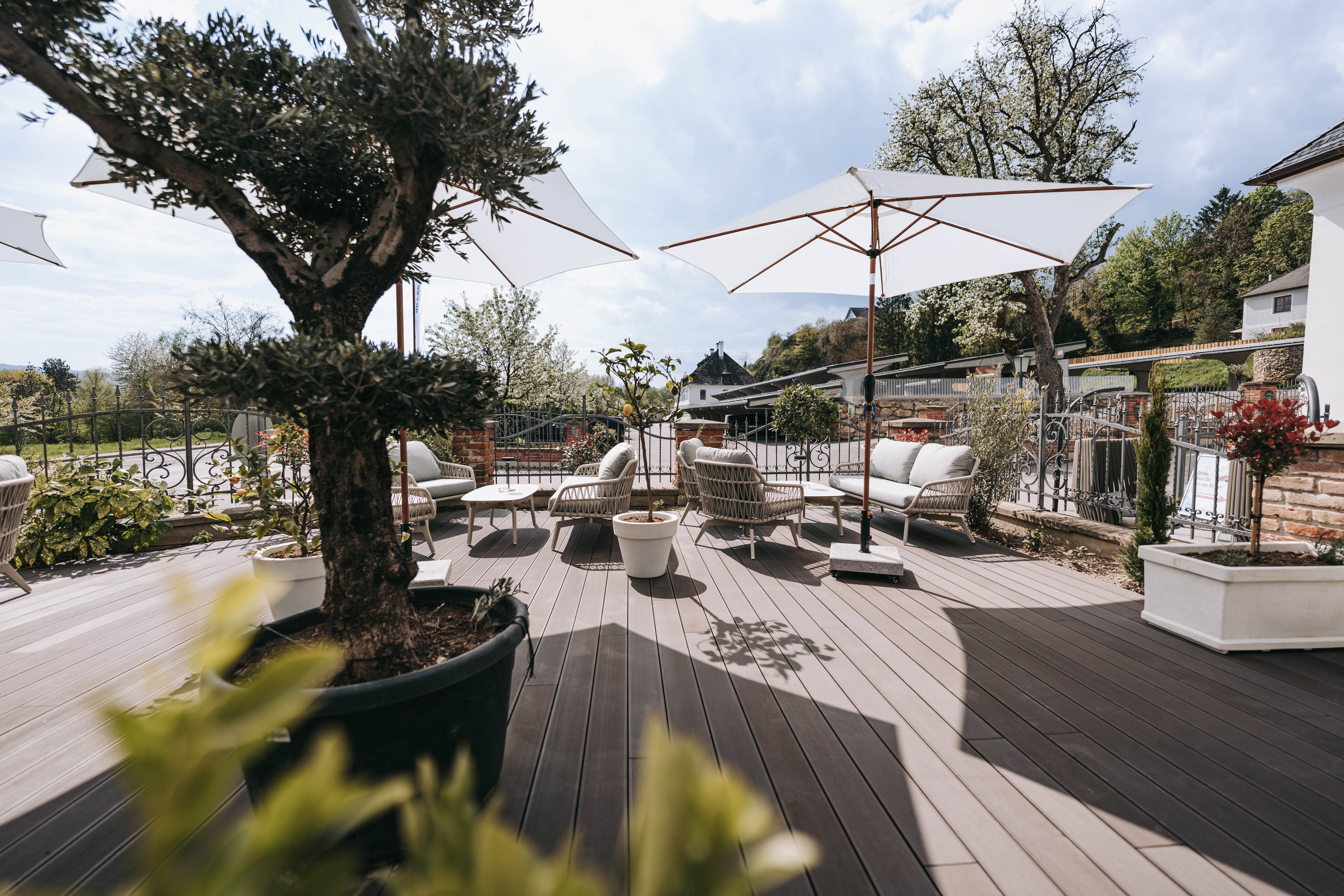 Terrasse Sommerlounge Schlosserei (c) Miku Media (8)