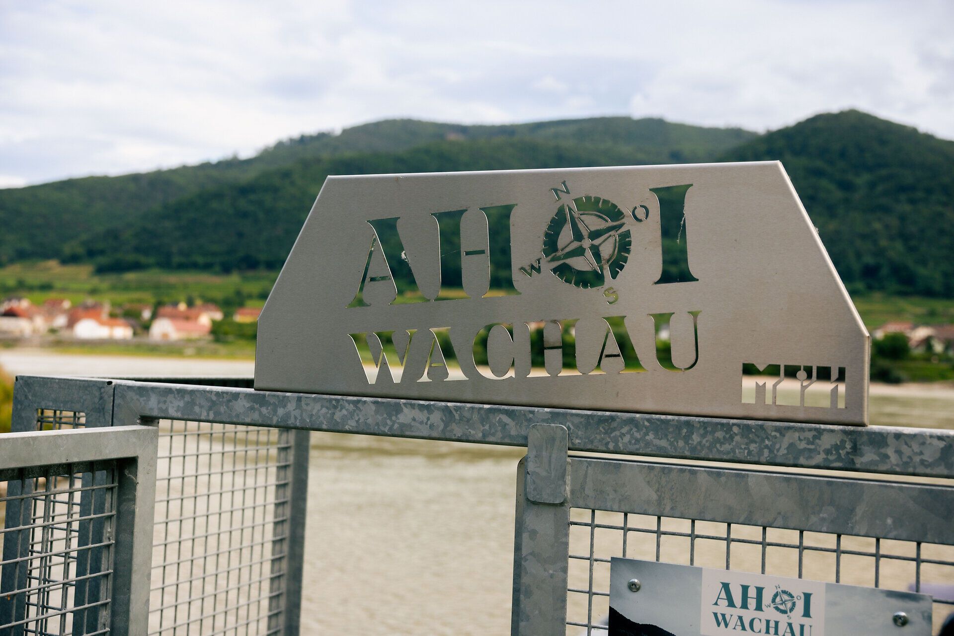 Metalltor zum Steg von Ahoi Wachau mit Firmenschild