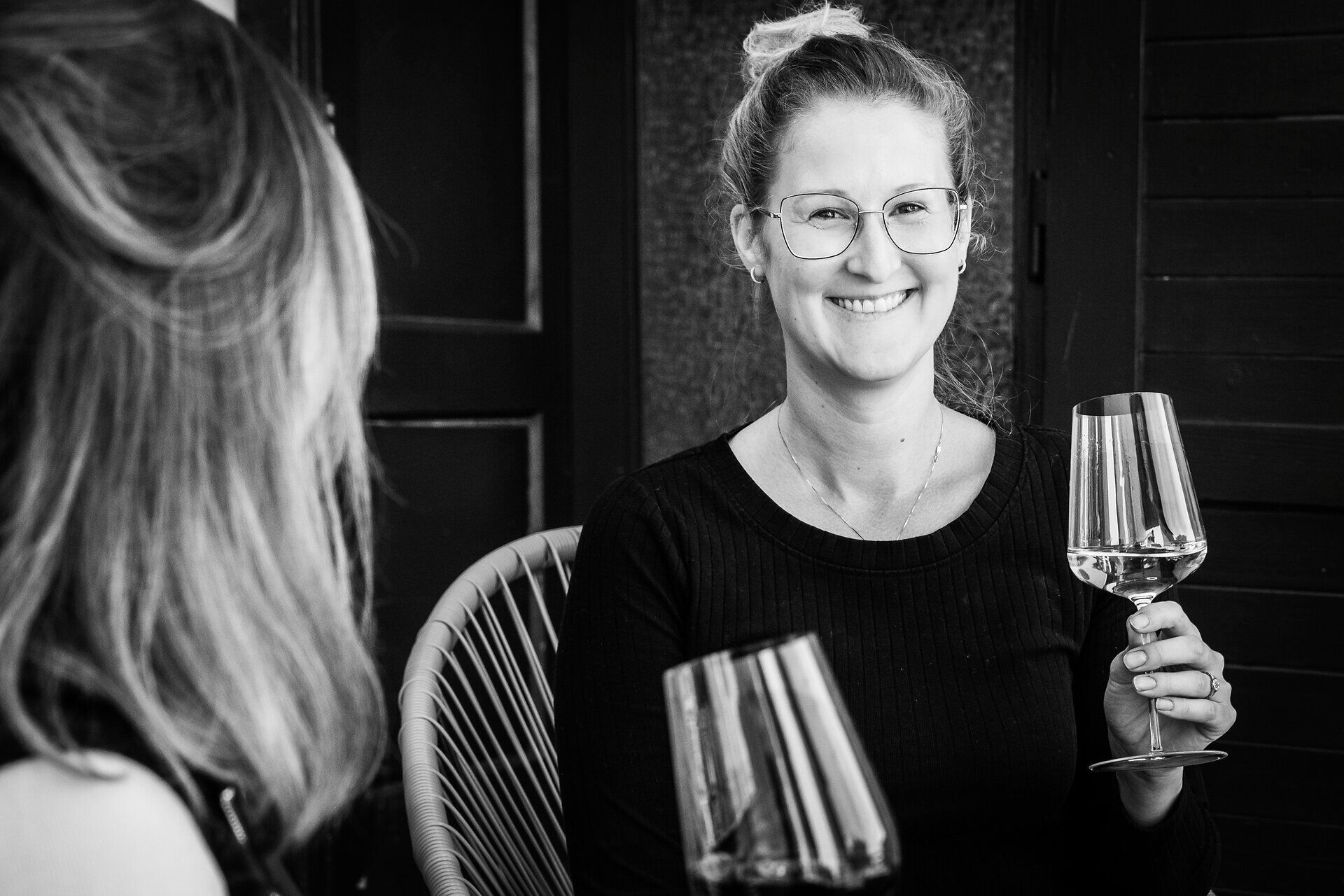 Die Winzerin Michaela Riedmüller lächelt