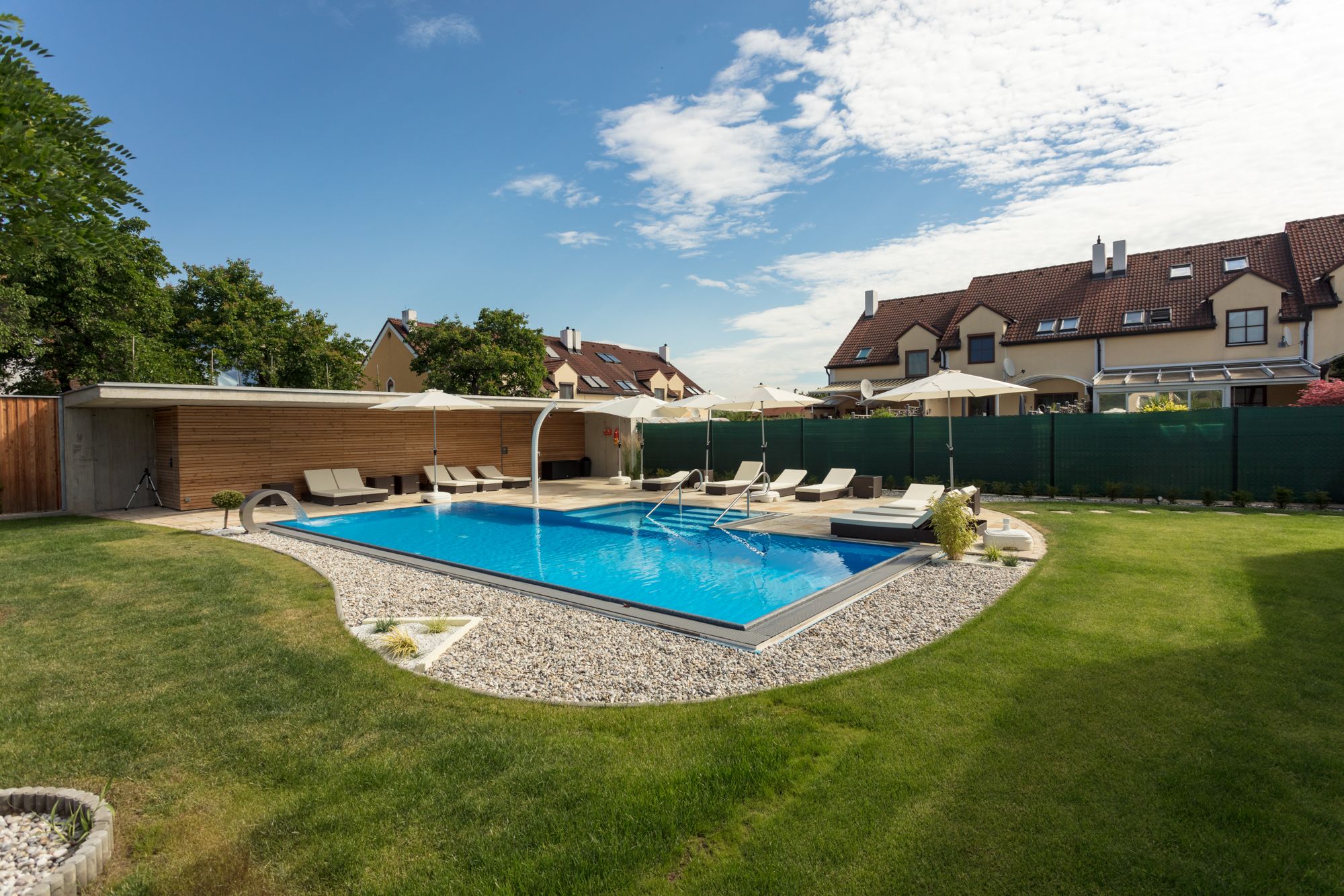 Swimmingpool mit grünen Rasen umrandet