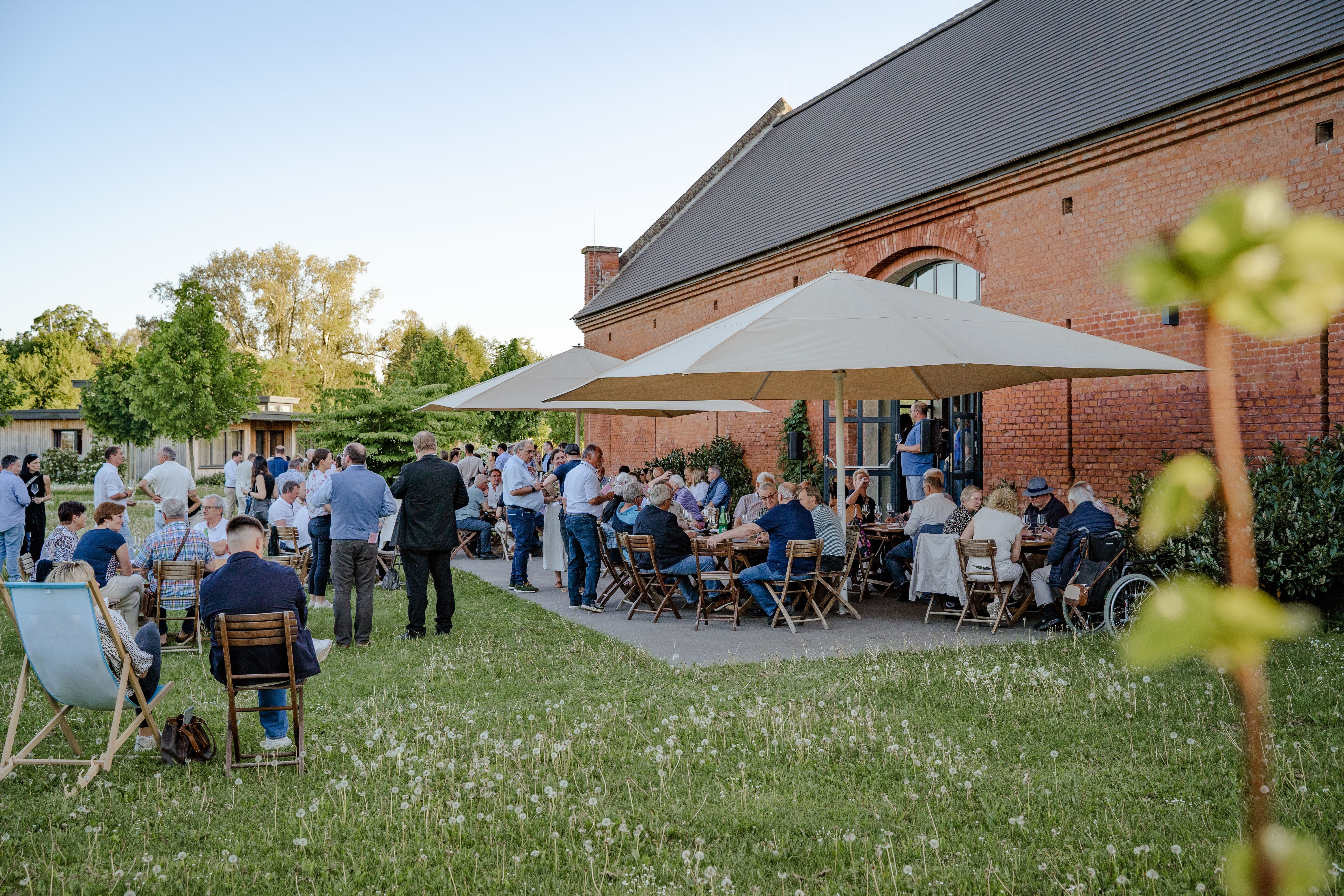 Alte Scheune von außen, Leute davor