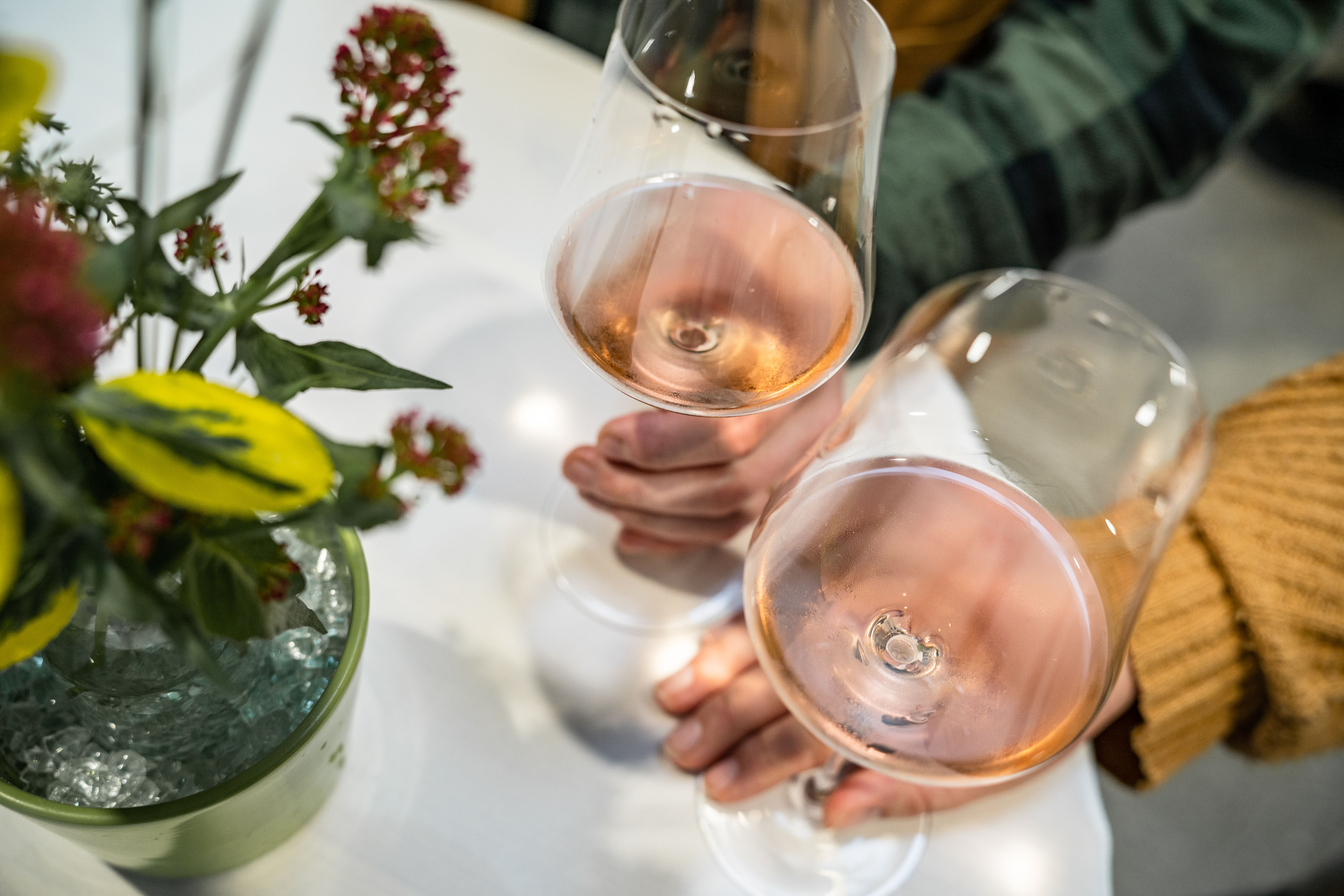 2 Gläser Wein und Blumen am Tisch