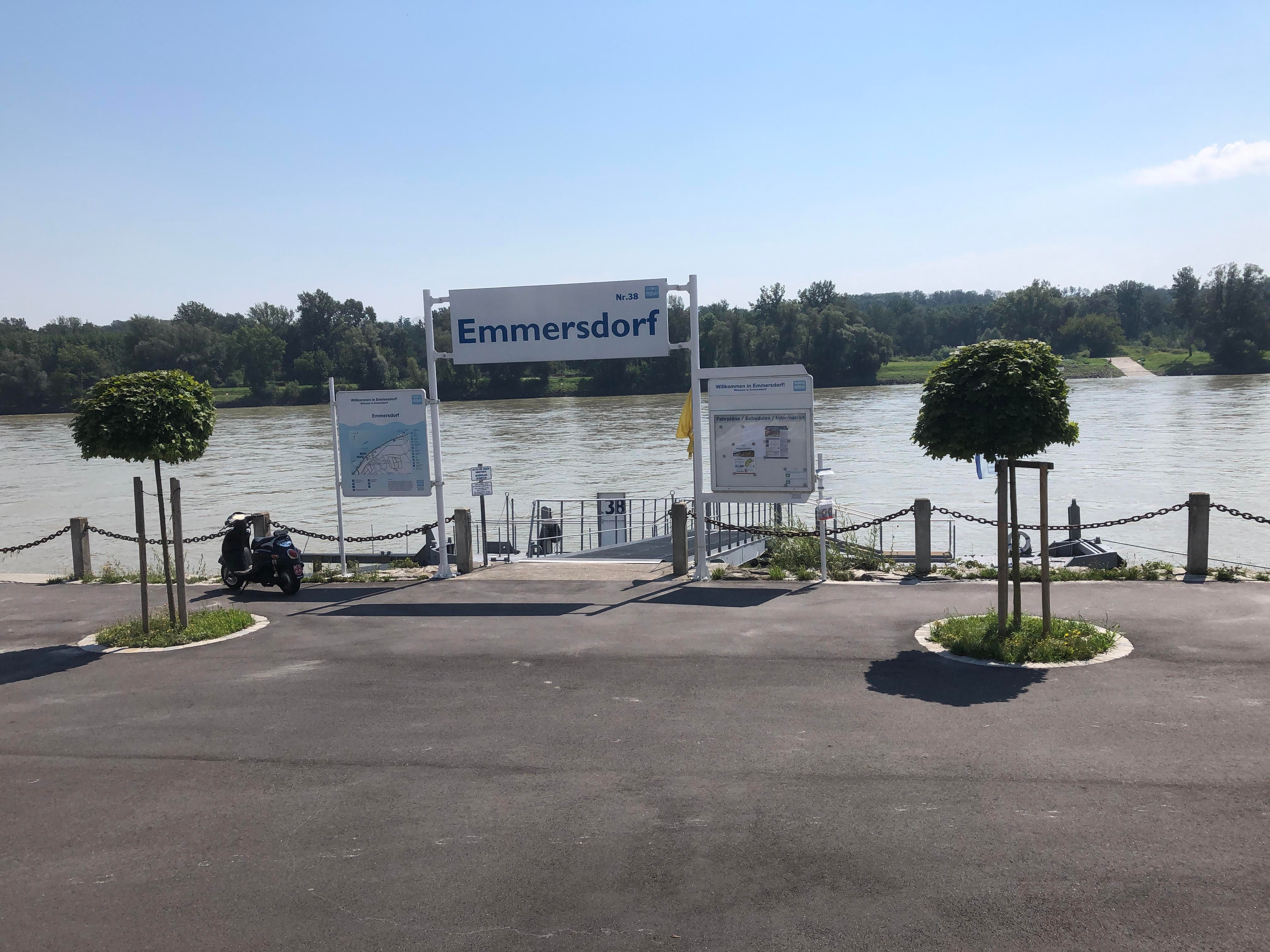 Anlegestelle Emmersdorf an der Donau mit Hinweisschildern und Bäumen.
