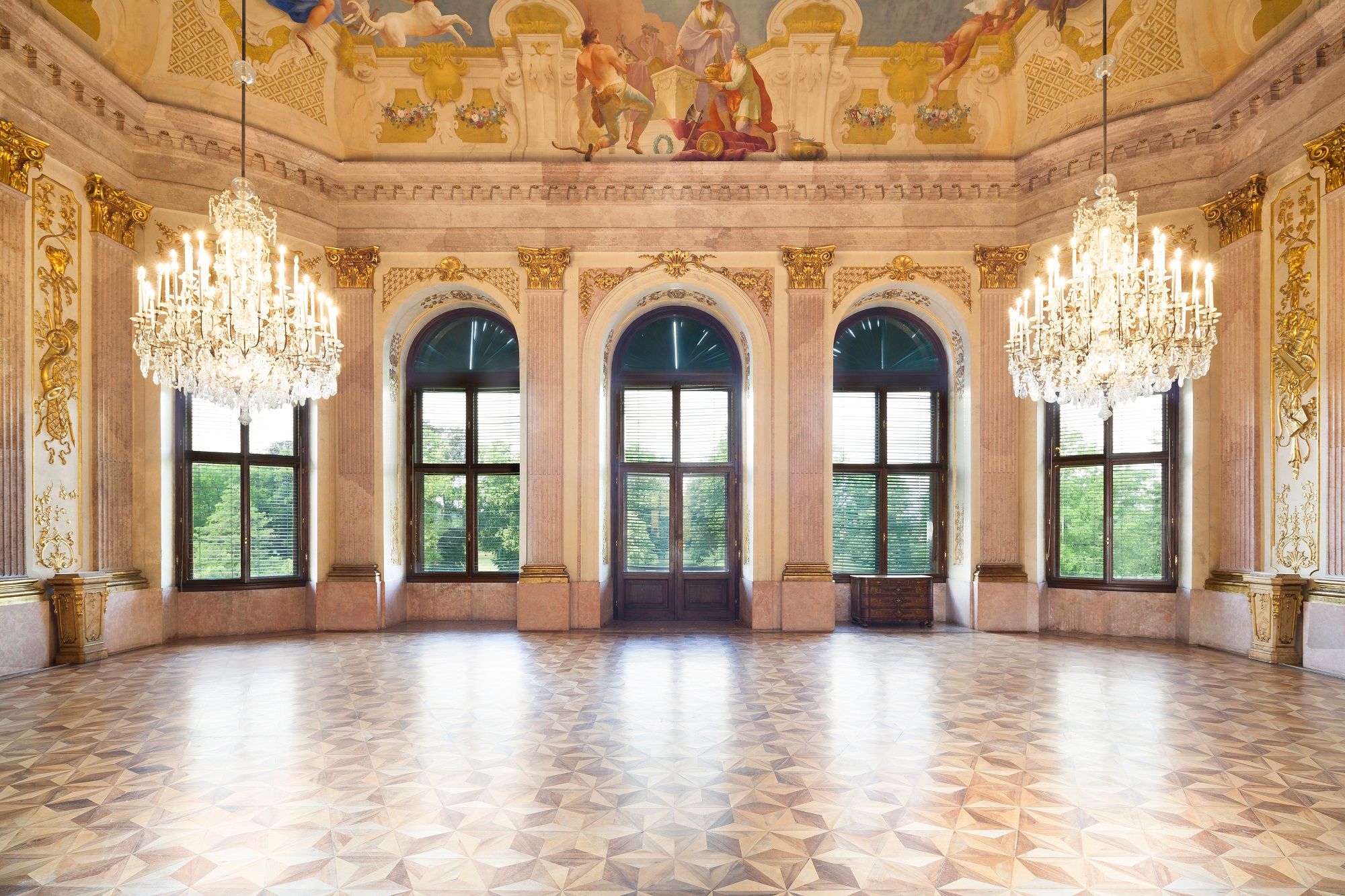 Prunkvoller Festsaal mit Kronleuchtern und Wandmalereien im Schloss Eckartsau.