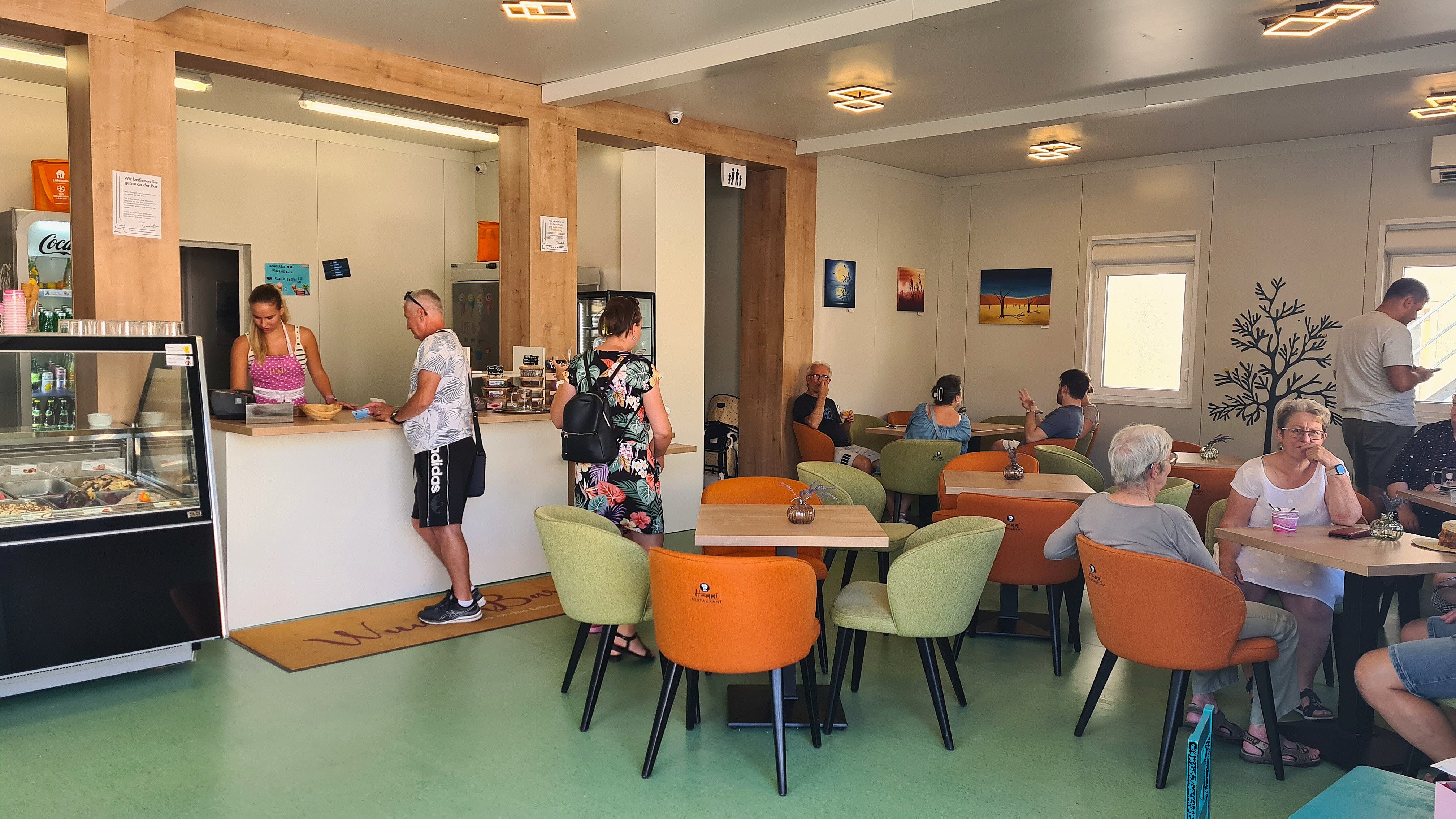 WunderBar Wolfsthal Interieur, Tische, Sesseln, Menschen