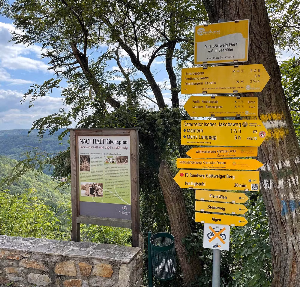 Die sanften Hügel der Wachau laden zu unvergesslichen Wanderungen ein, während die frische Frühlingsluft die Sinne belebt. Über den schmalen Pfaden eröffnen sich atemberaubende Ausblicke auf die umliegenden Weinberge und die Donau, die in der Sonne glitzert. Hier, wo Natur und Kultur harmonisch verschmelzen, wird jeder Schritt zum Erlebnis.