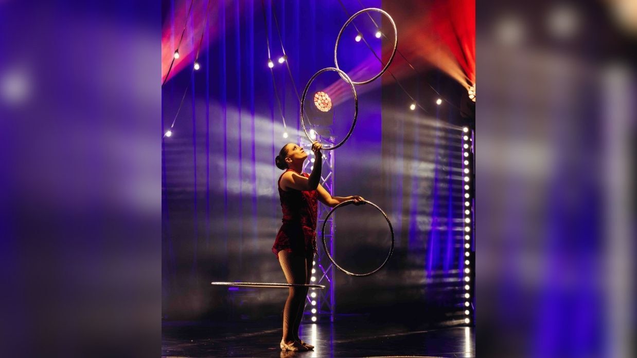 Menschen mit Hula-Hoop Reifen