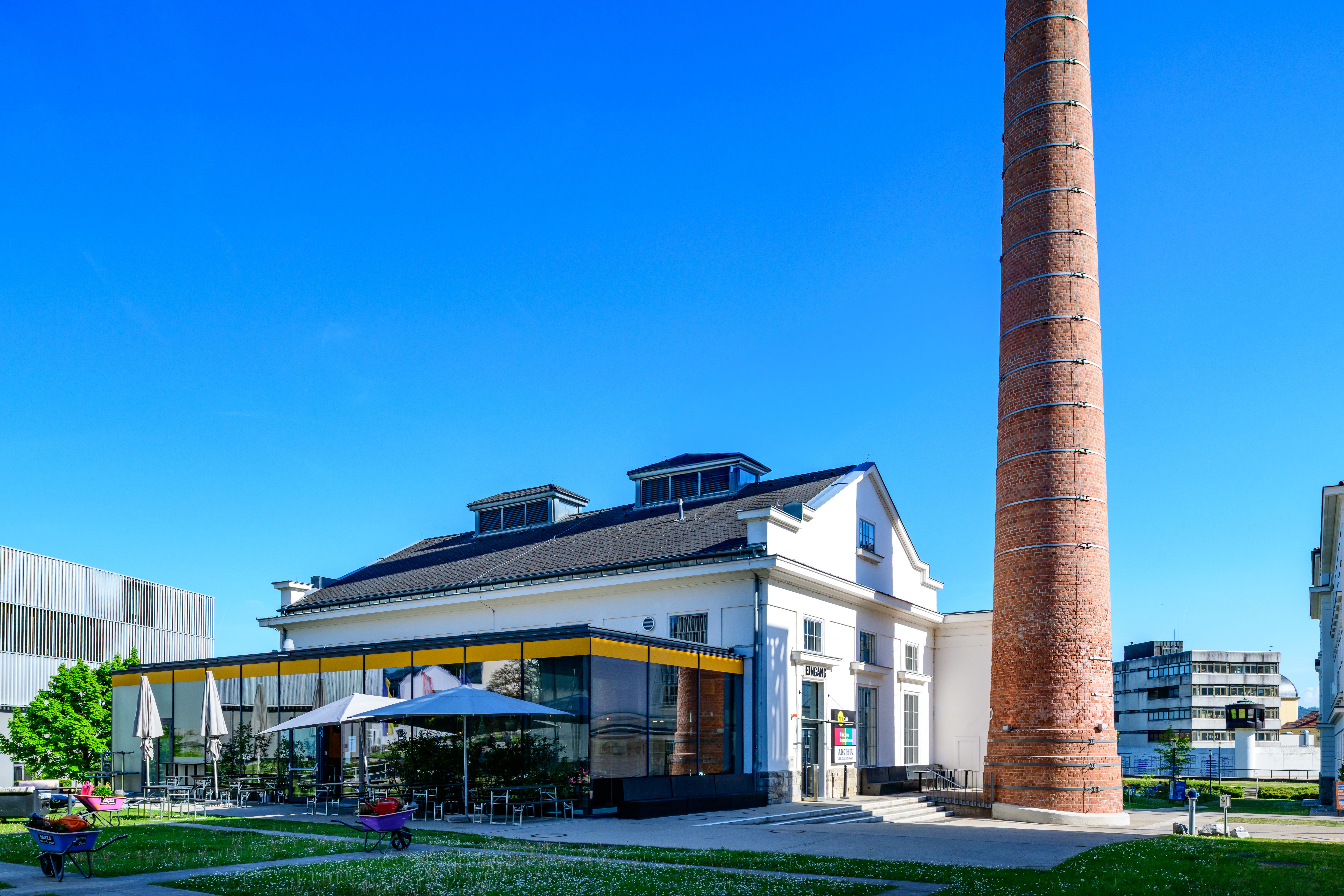 Das Kino im Kesselhaus von außen mit dem Schornstein