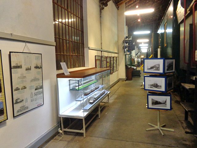 Innenansicht des Eisenbahnmuseums Schwechat mit Ausstellungsstücken und Informationstafeln.