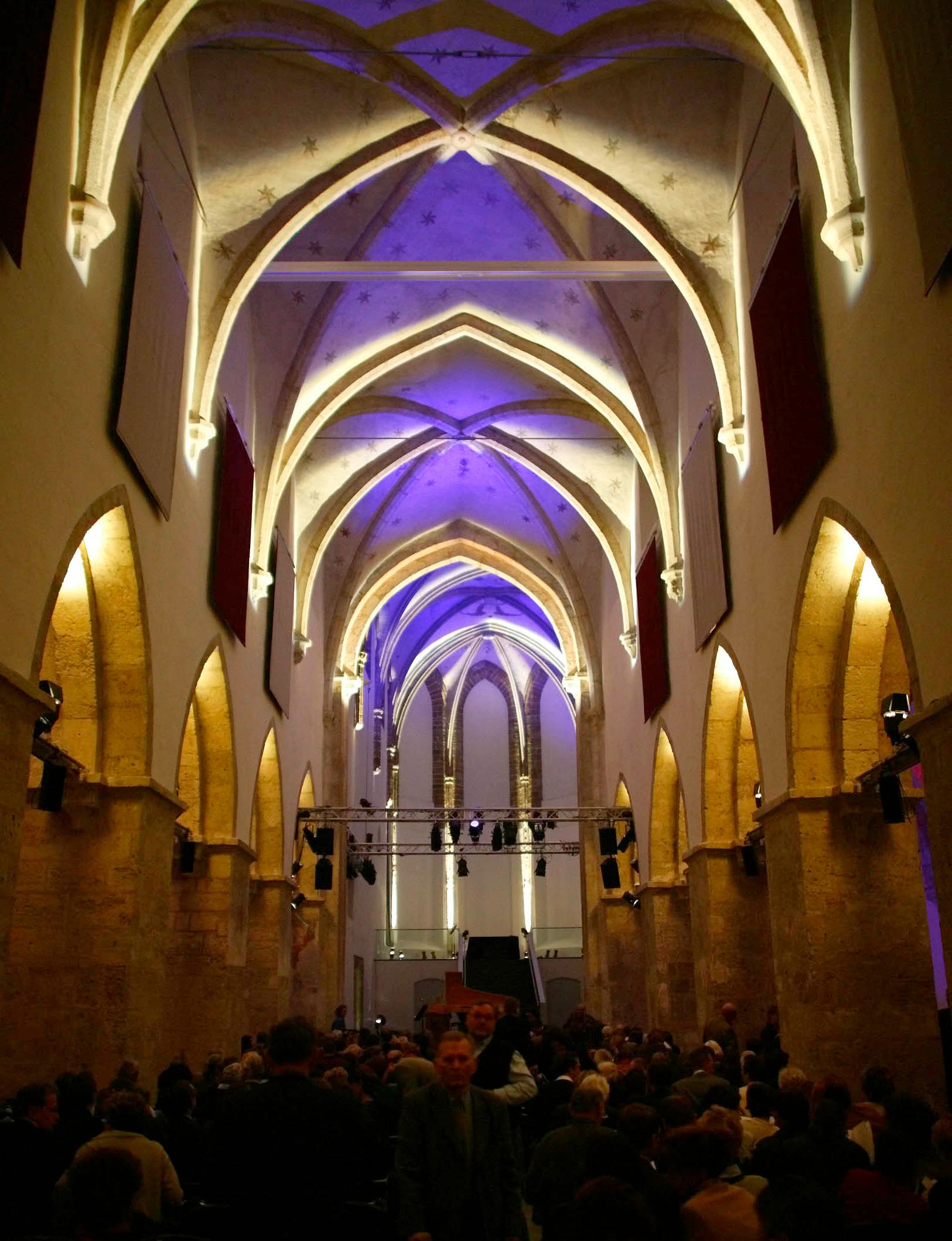 beleuchtetes Mittelschiff der Minoritenkirche Krems