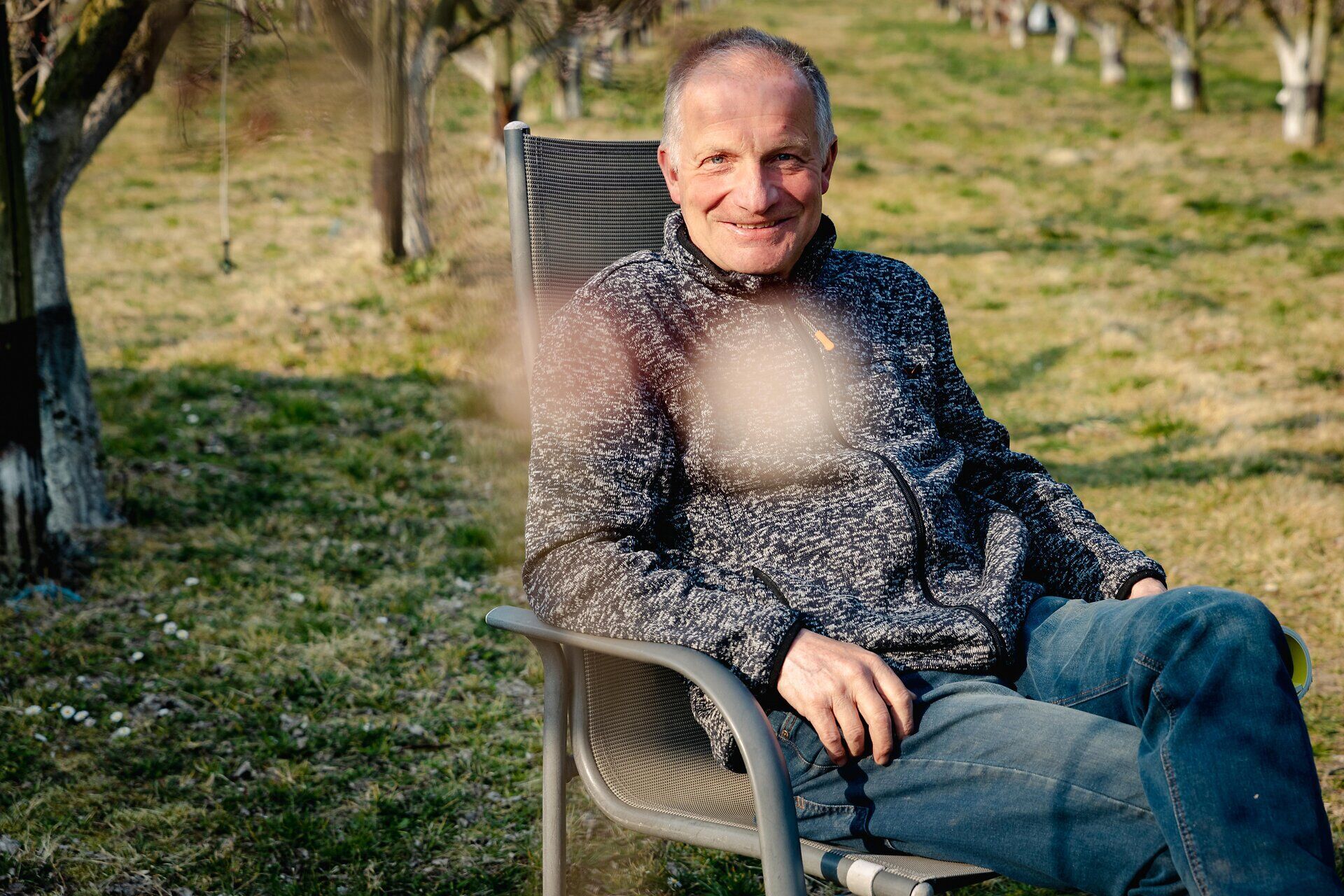 Obmann Franz Reisinger im Marillengarten unterwegs