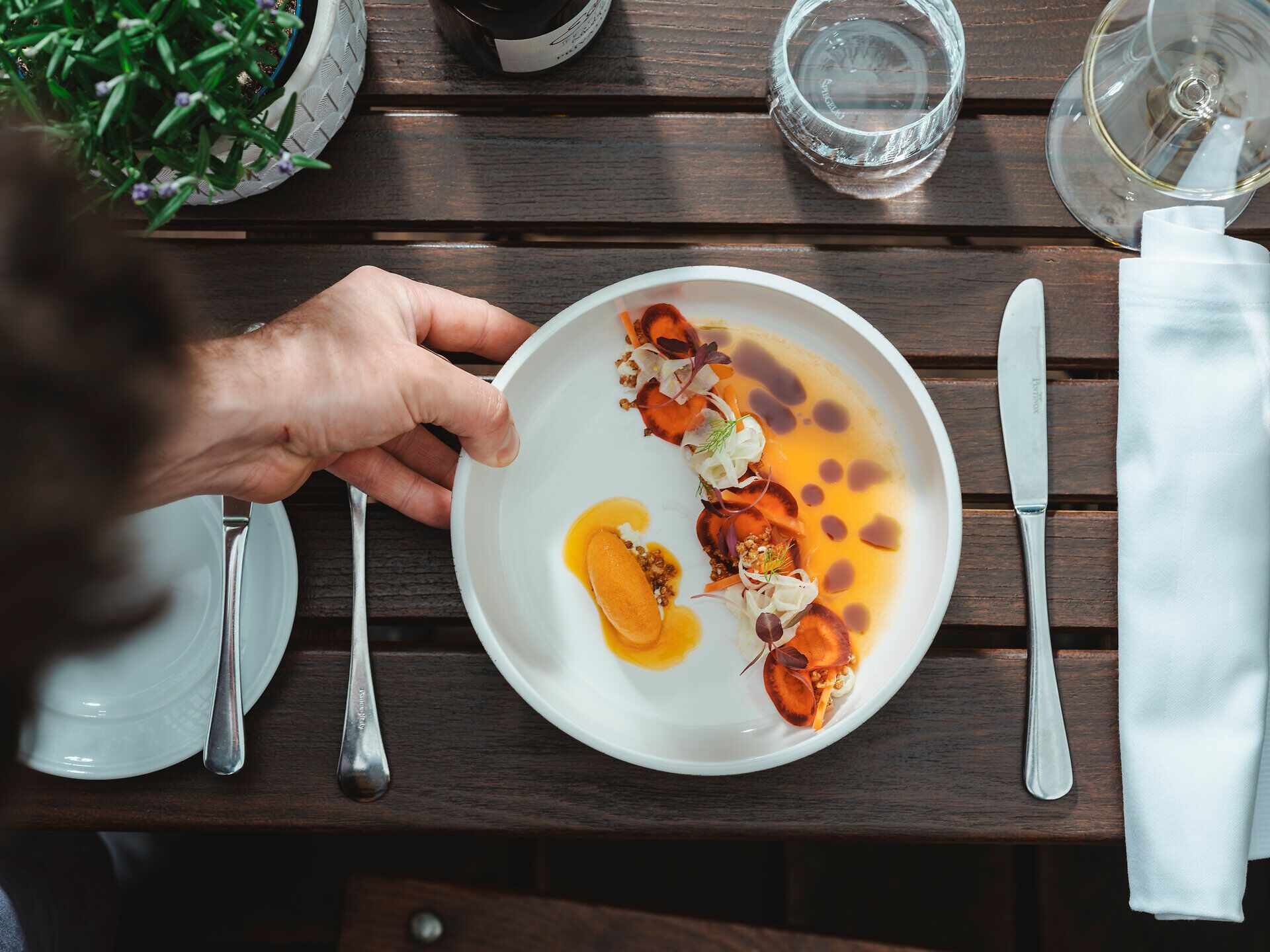 Ein kunstvoll angerichteter Teller mit frischem Fisch und buntem Gemüse lädt zu einem genussvollen Erlebnis ein. Die Aromen der Donau und die herzliche Atmosphäre des Landgasthauses Essl versprechen unvergessliche Momente inmitten der niederösterreichischen Wirtshauskultur.