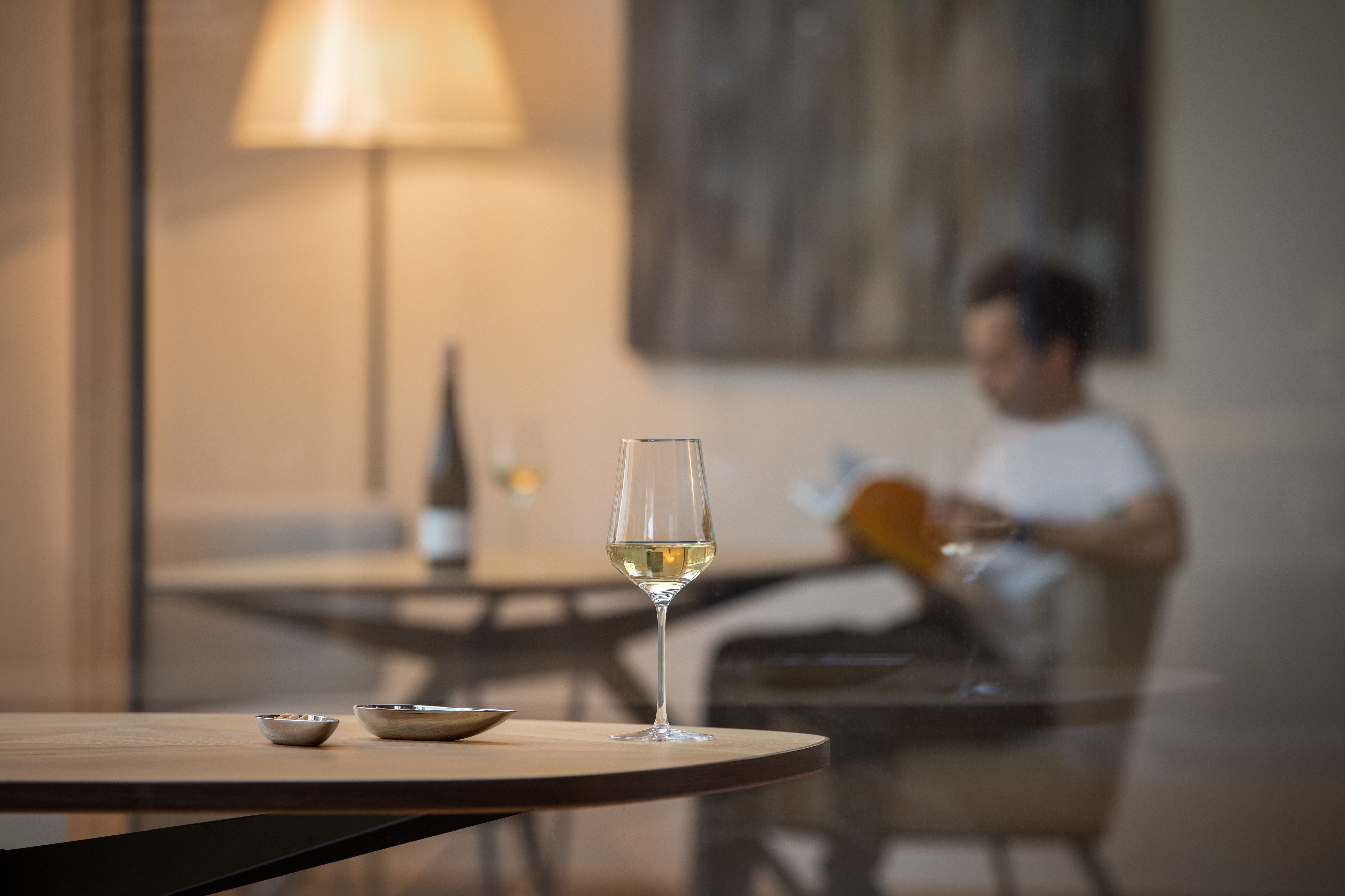 Glas Wein auf einem Tisch im Vordergrund