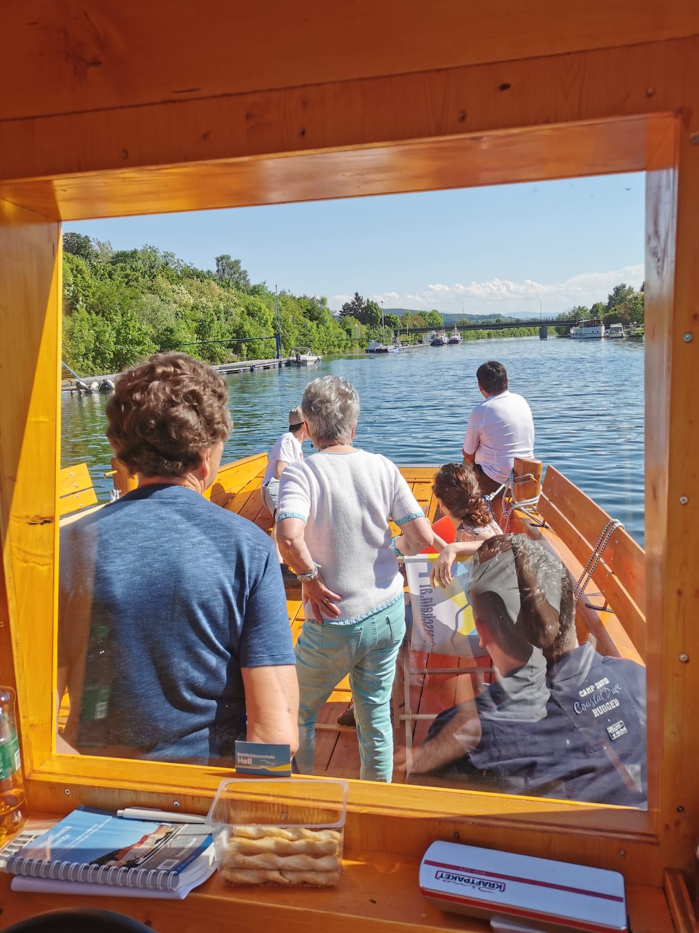 Blick aus einem Boot auf einen Fluss mit mehreren Personen an Bord.