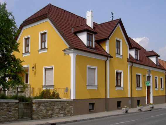 Gelbes Einfamilienhaus mit rotem Dach