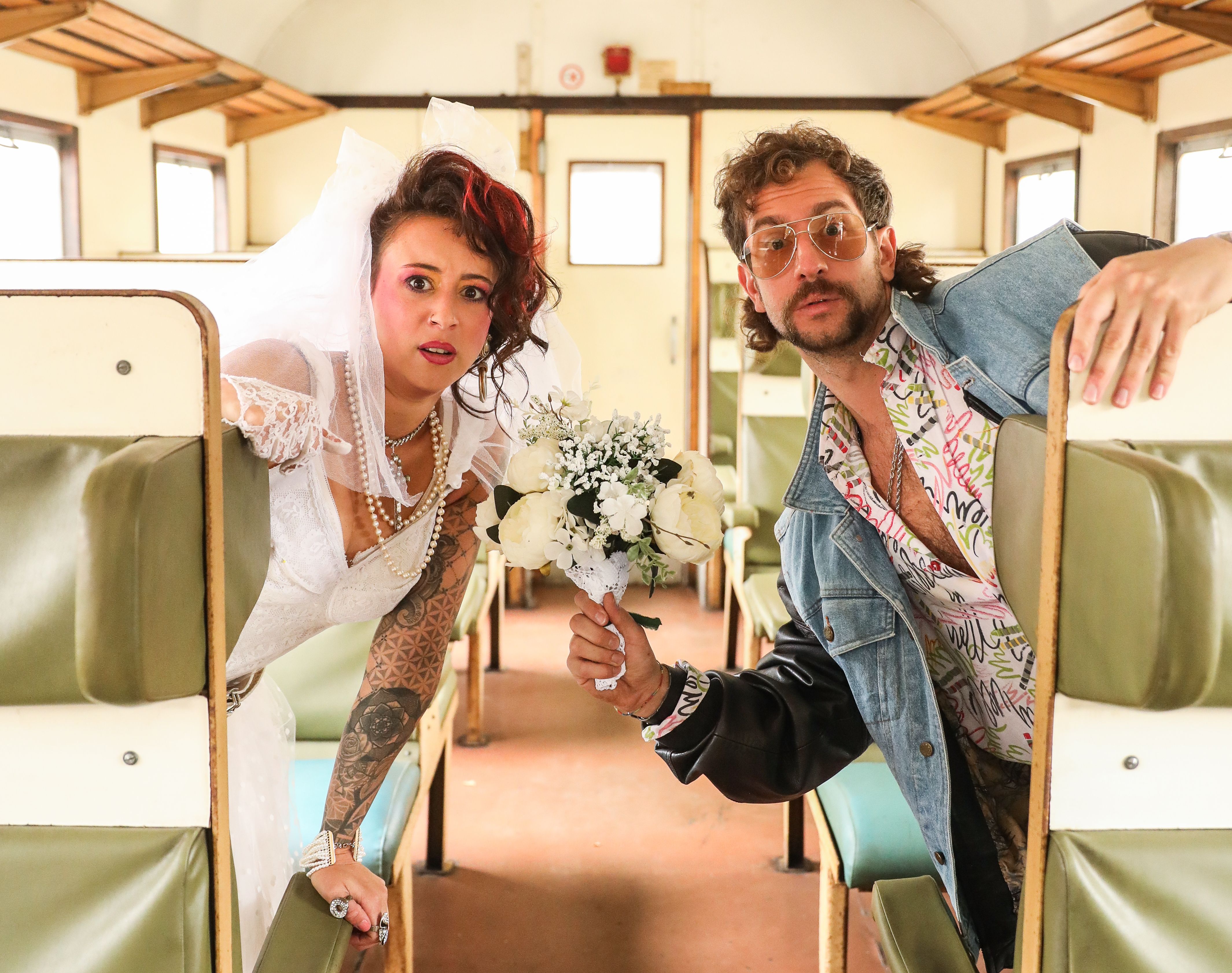 Zwei Personen im Bus