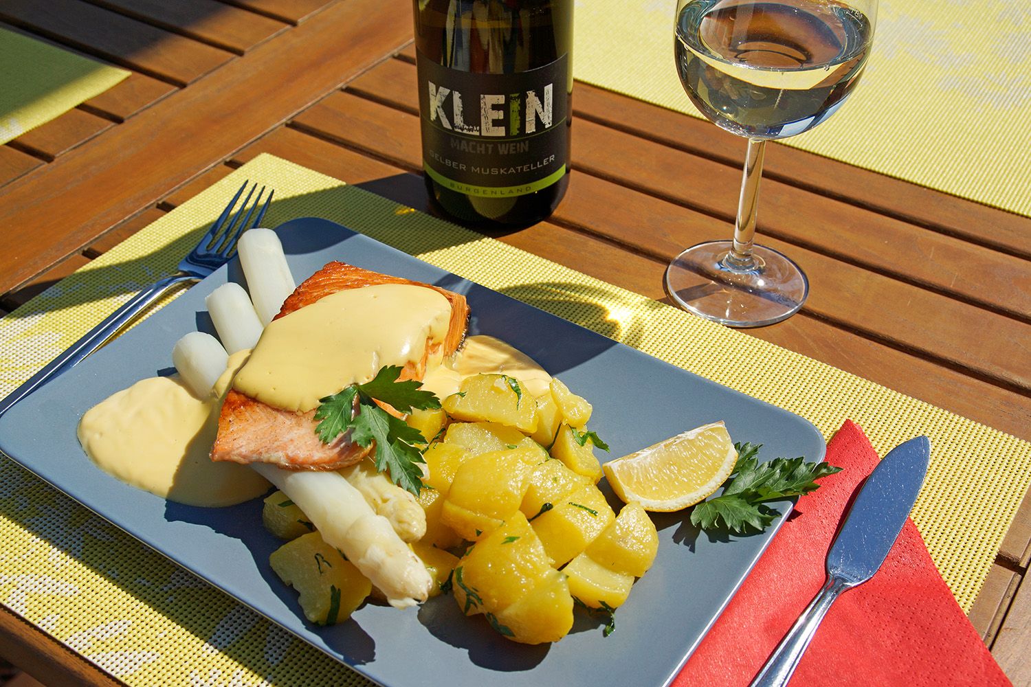 Fischgericht mit Spargel im Restaurant Treno Orth an der Donau 