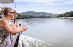 Zwei Damen auf einem Schiff schauen aufs Wasser