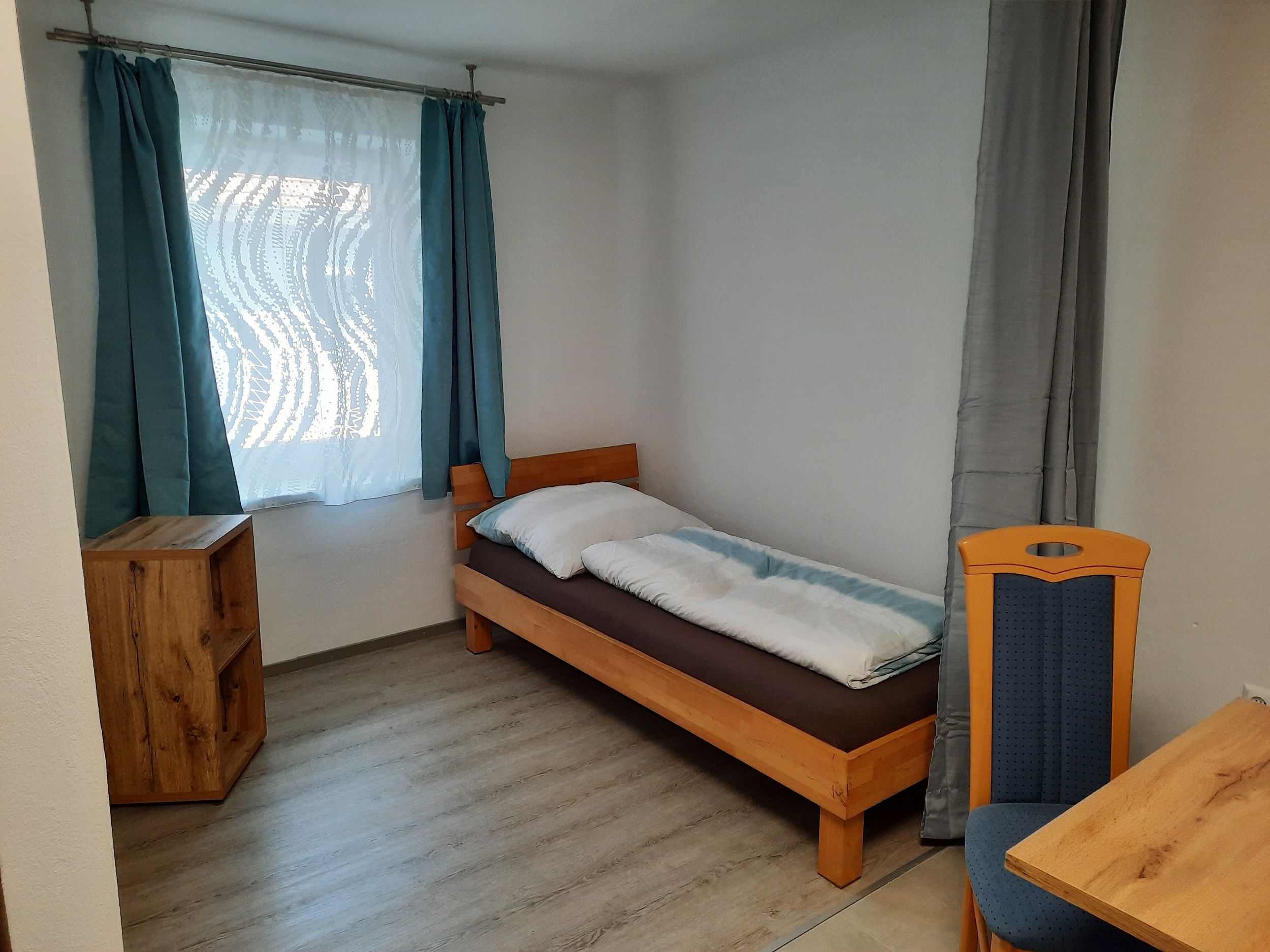 Einzelschlafzimmer mit Bett und Fenster 