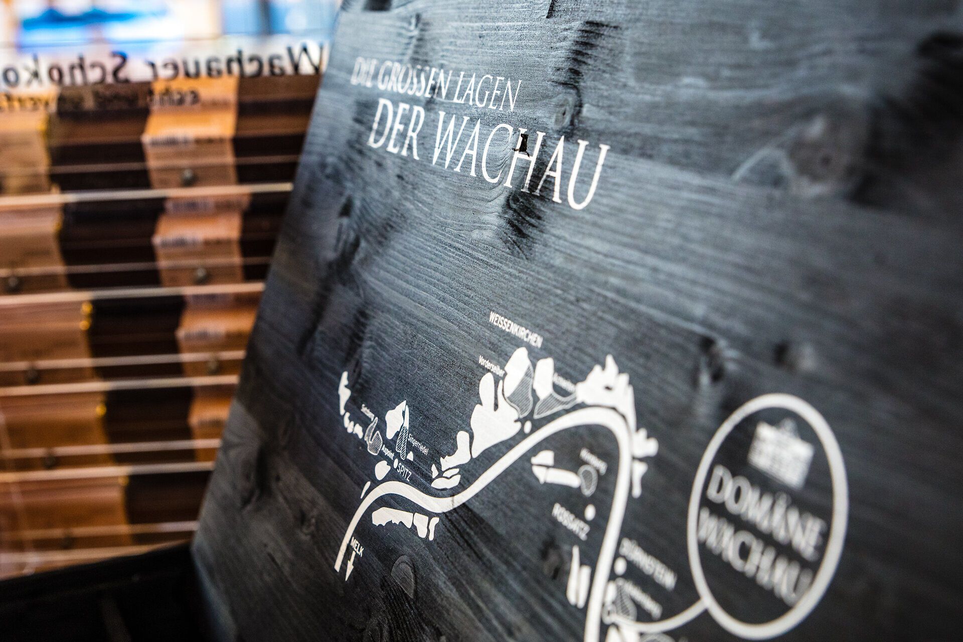 Die sanften Hügel der Weinregion laden zu einem genussvollen Spaziergang ein, während die Reben in der warmen Sonne leuchten. Hier, wo Tradition und Leidenschaft für den Wein aufeinandertreffen, entfaltet sich ein wahres Paradies für Weinliebhaber.