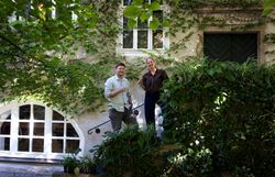 Georg Pöchlinger und Lisa Saahs im Weingut Nikolaihof