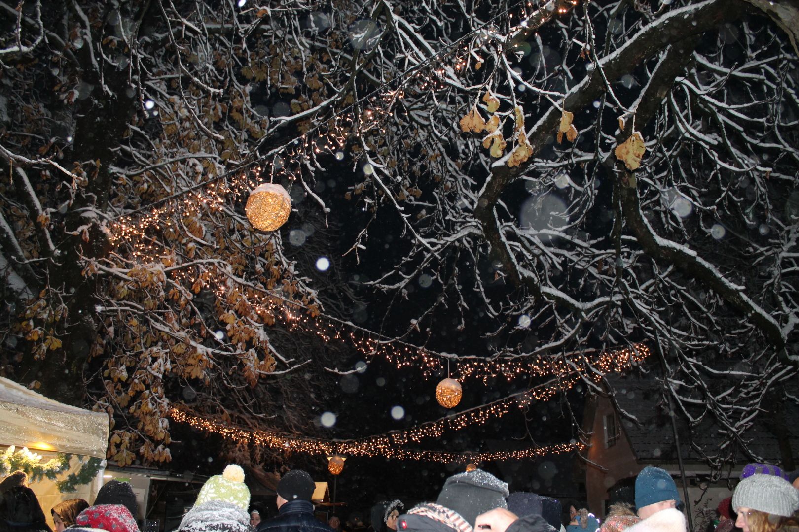Weihnachtsbeleuchtung mit Schnee