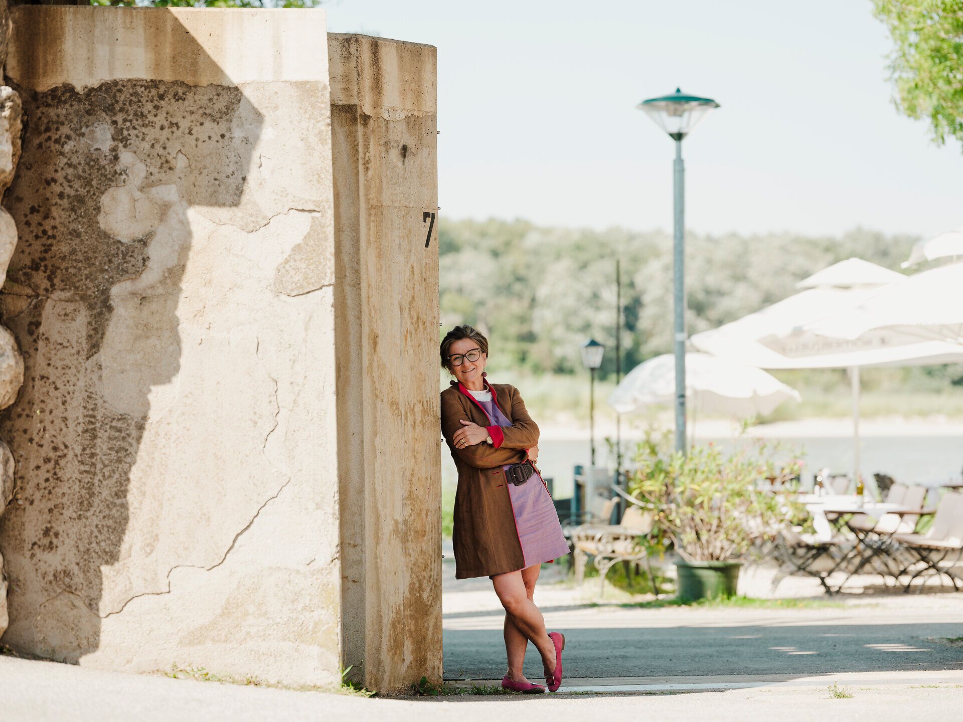 In der warmen Sonne am Ufer der Donau strahlt die Wirtin mit einem einladenden Lächeln. Umgeben von der malerischen Kulisse Hainburgs, lädt der Gasthof zum Verweilen und Genießen ein. Hier vereinen sich Tradition und Gastfreundschaft zu einem unvergesslichen Erlebnis.