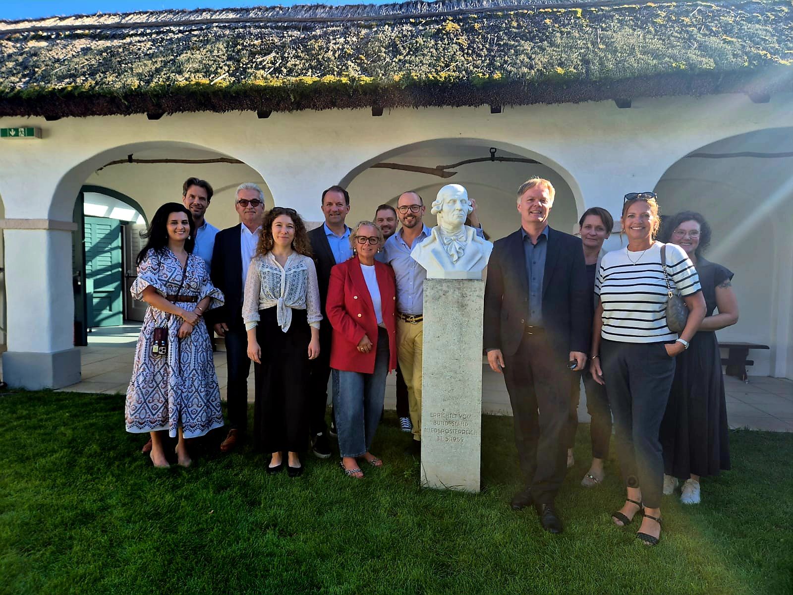 Gruppenfoto außen vor den Arkaden