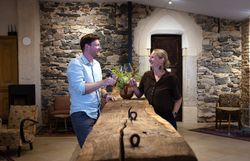 Georg Pöchlinger und Lisa Saahs im Nikolaihof