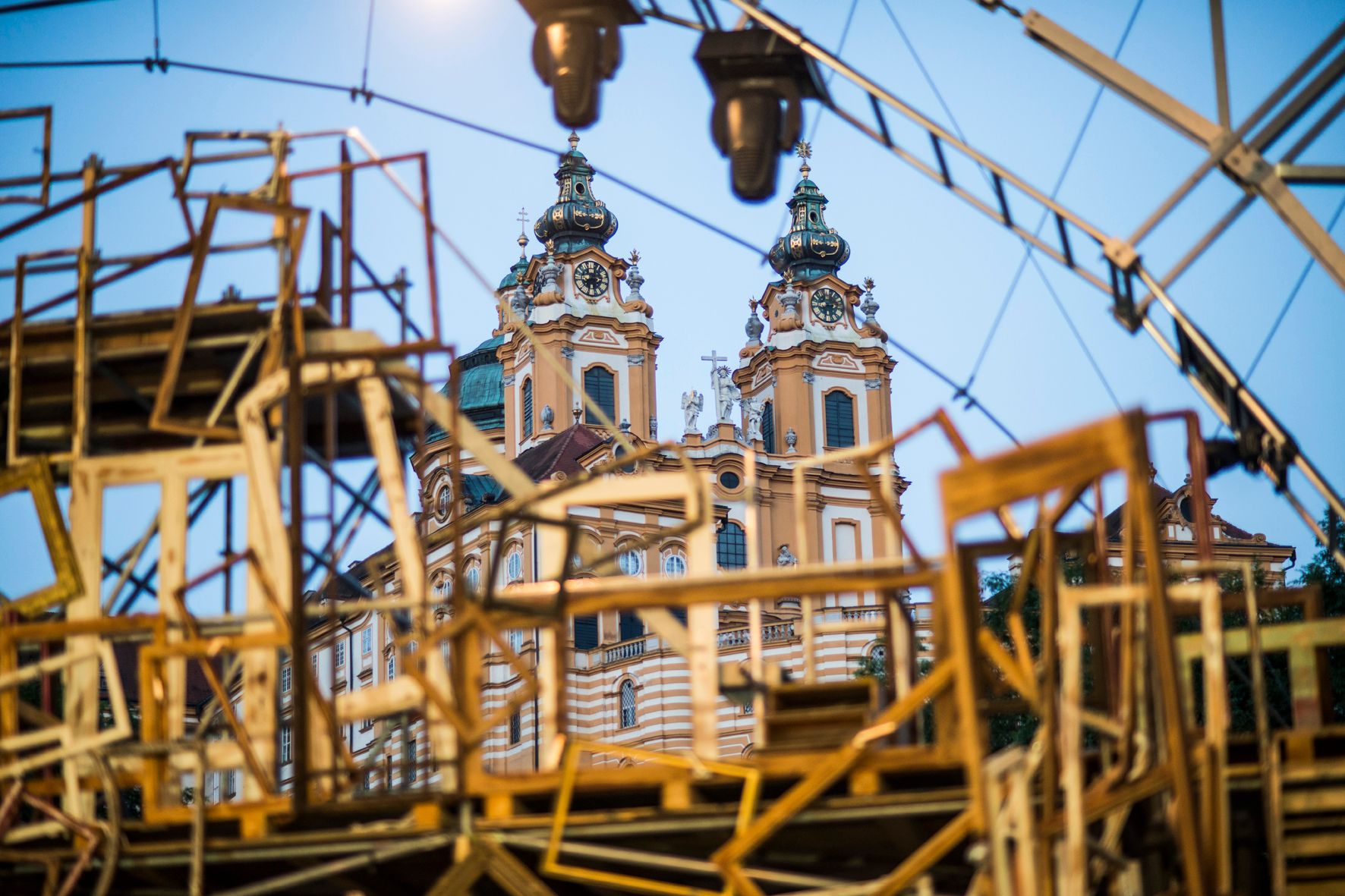 Blick auf die Stiftskirche Melk durch eine Bühnenkonstruktion.