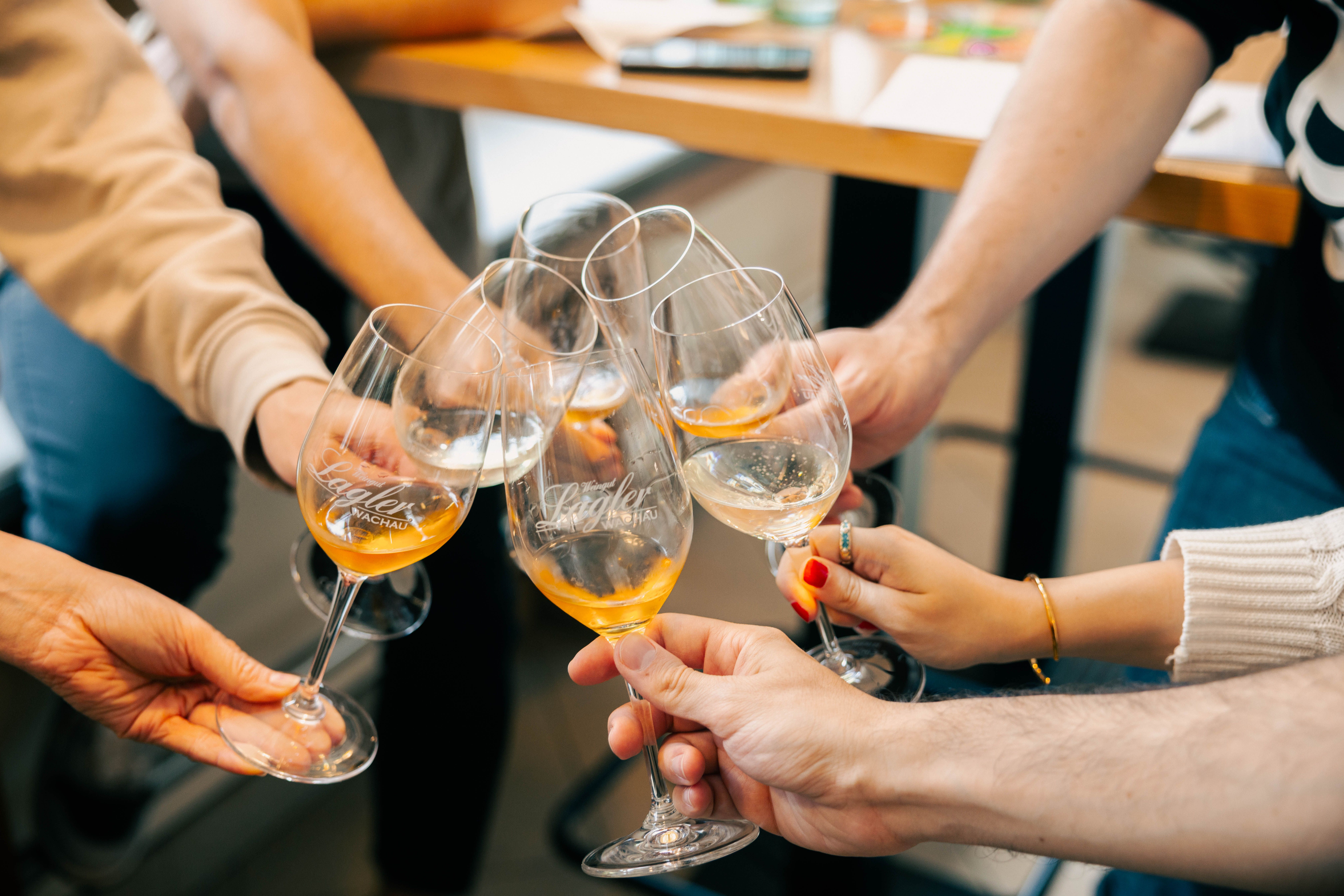Weingläser beim Zuprosten