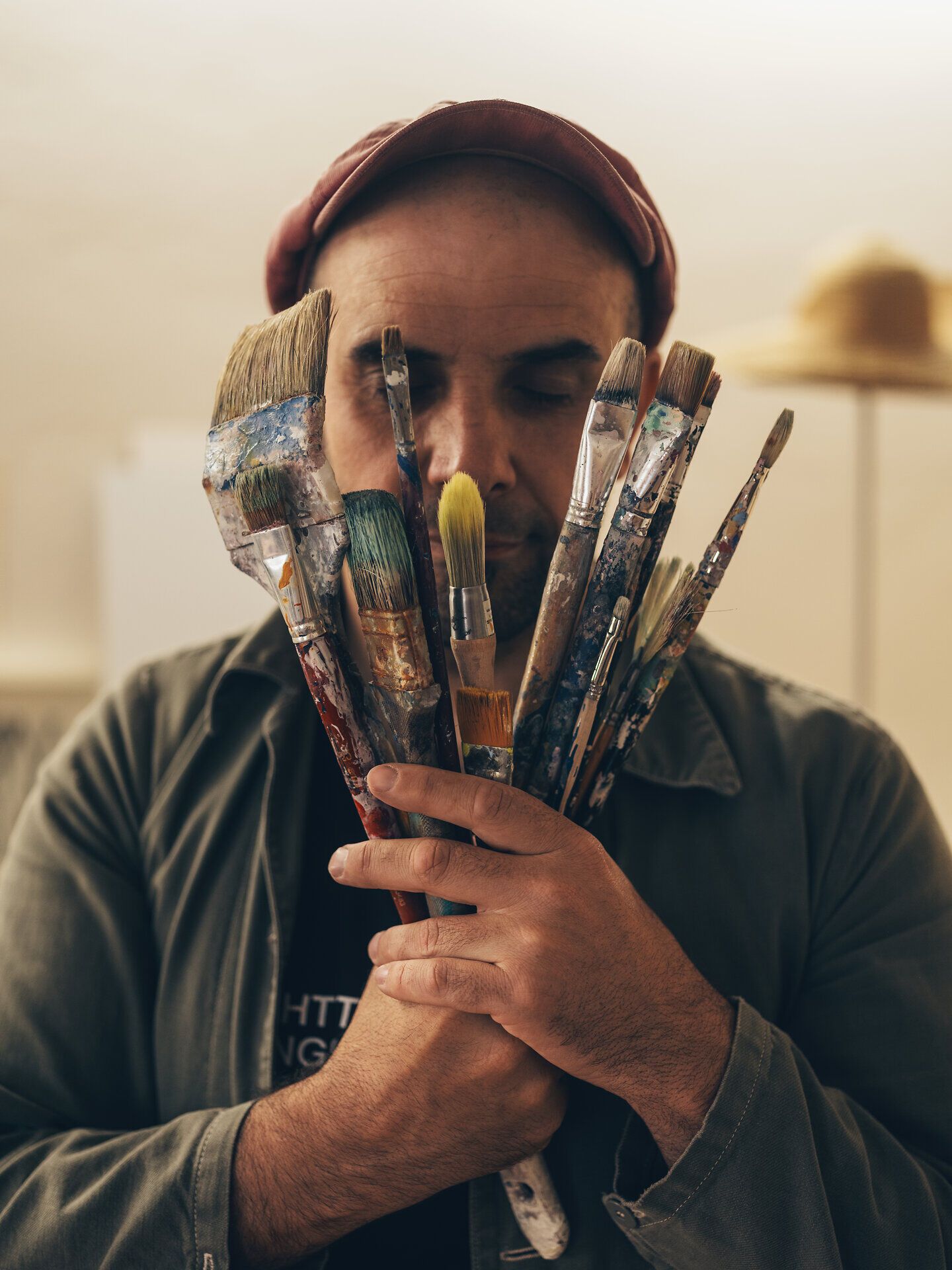 In einem kreativen Atelier umarmt der Künstler seine Pinsel, die von Farben und Inspiration zeugen. Die Atmosphäre ist erfüllt von der Leidenschaft zur Kunst, während das Licht sanft durch die Fenster strömt und die Farben lebendig werden.