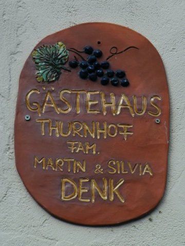 Schild des Gästehauses Thurnhof mit Traubenmotiv.