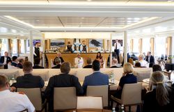 Pater Maurus Kocher (Stift Göttweig), Landeshauptfrau Johanna Mikl-Leitner, Birgit Brander-Wallner (DonauStationen) und Bernhard Schröder (Donau Niederösterreich Tourismus) beim Mediengspräch an Bord der MS Viking Gullveig.