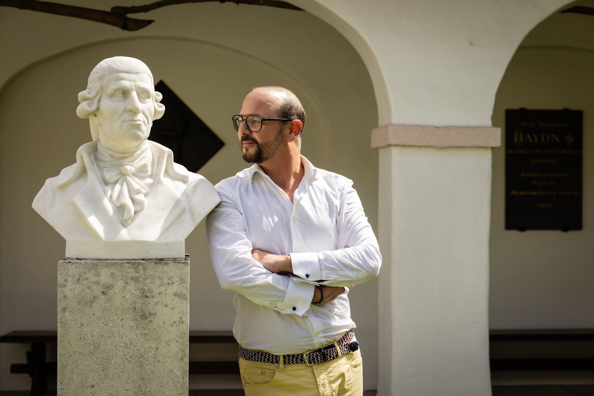 Museumsleiter Michael Linsbauer neben der Büste von Joseph Haydn.