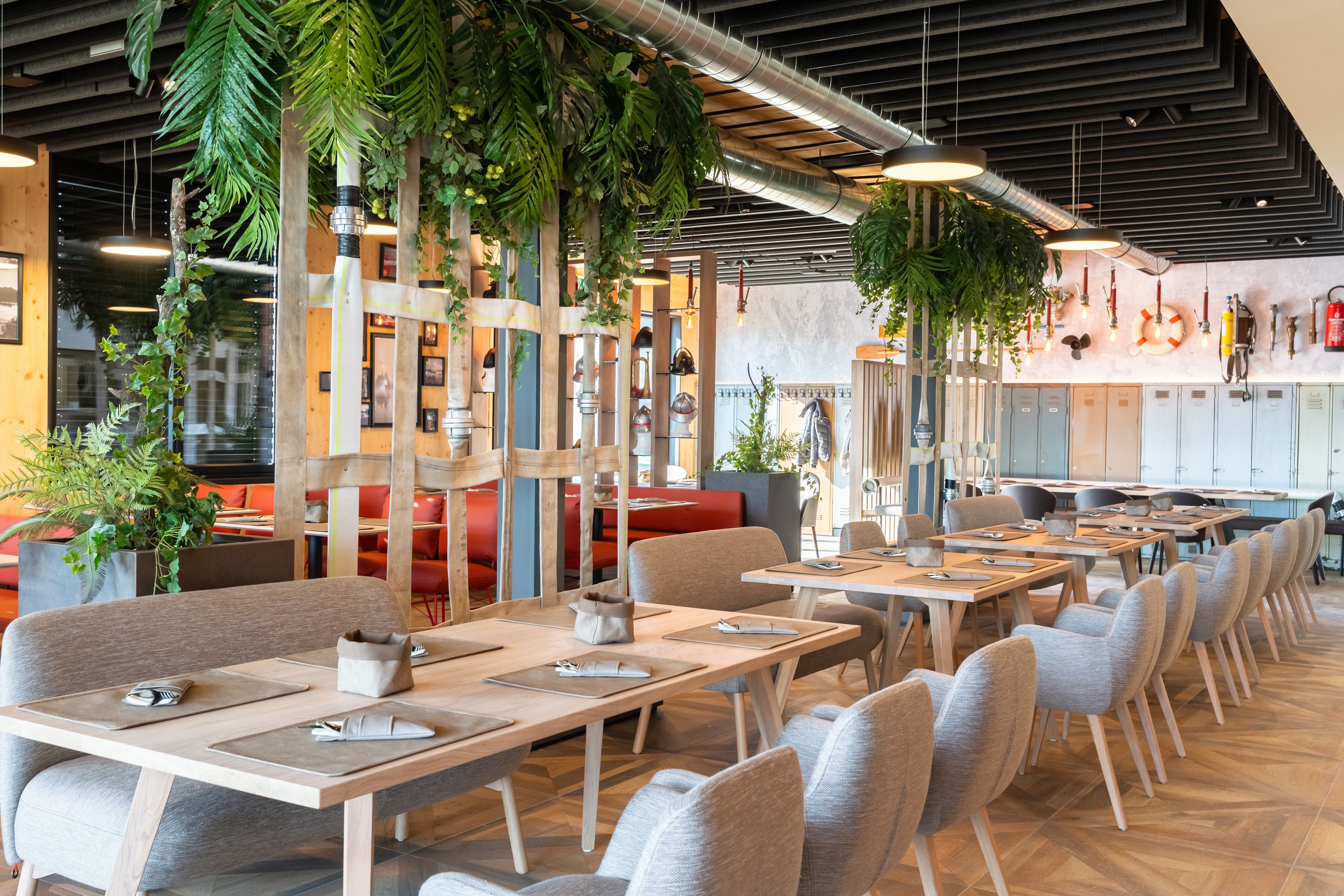 Modernes Restaurant mit Tischen und Bänken