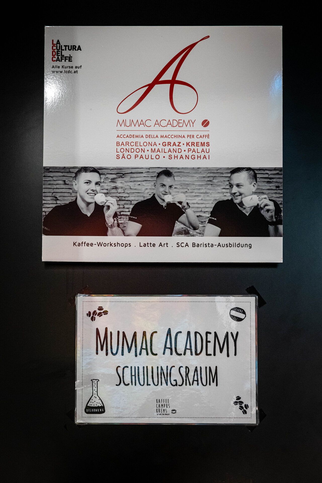 Hinweisschilder zur Mumac Academy und zum Schulungsraum für Kaffee- und Barista-Kurse.