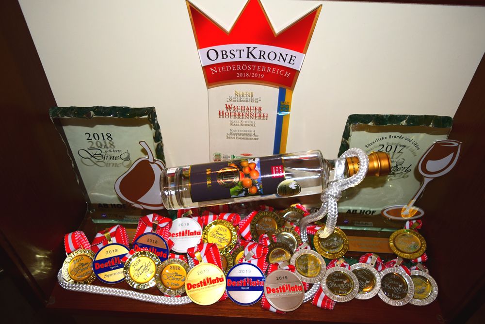Auszeichnungen und Medaillen der Wachauer Hofbrennerei.