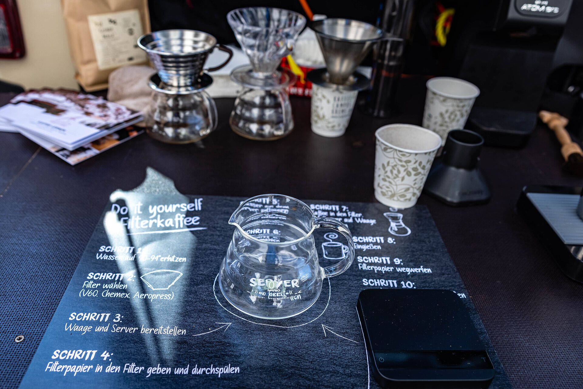 Zubehör und Anleitung für die Zubereitung von Filterkaffee bei einem Kaffee-Workshop.
