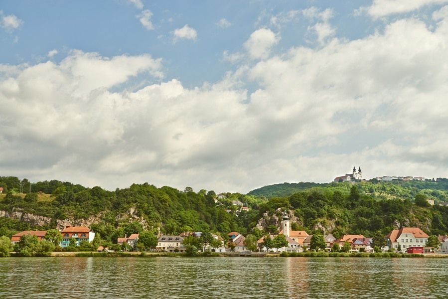 Blick auf Maria Taferl und Marbach mit Donau im Vordergrund.