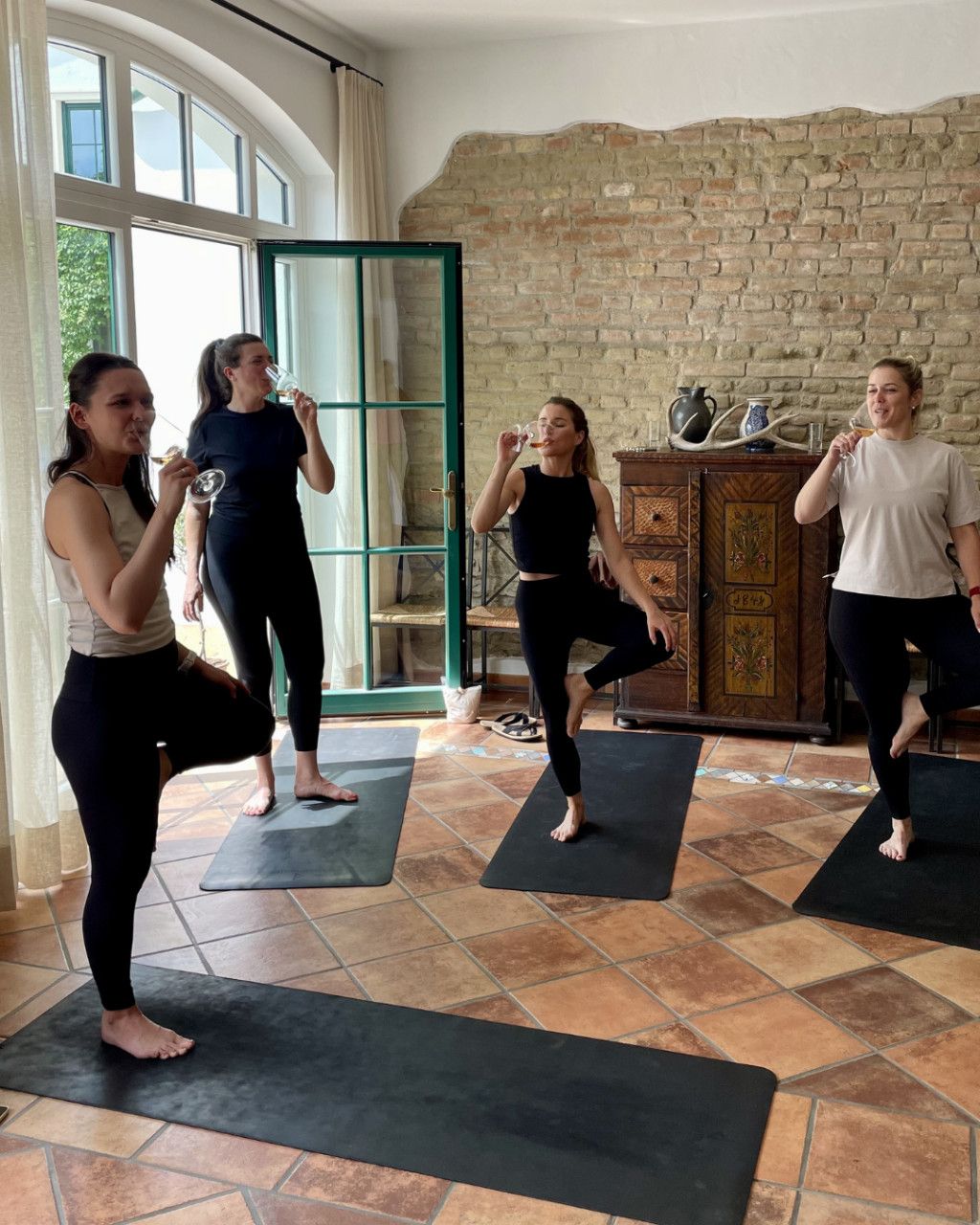  Yoga & Wine im Weingut Hiedler 