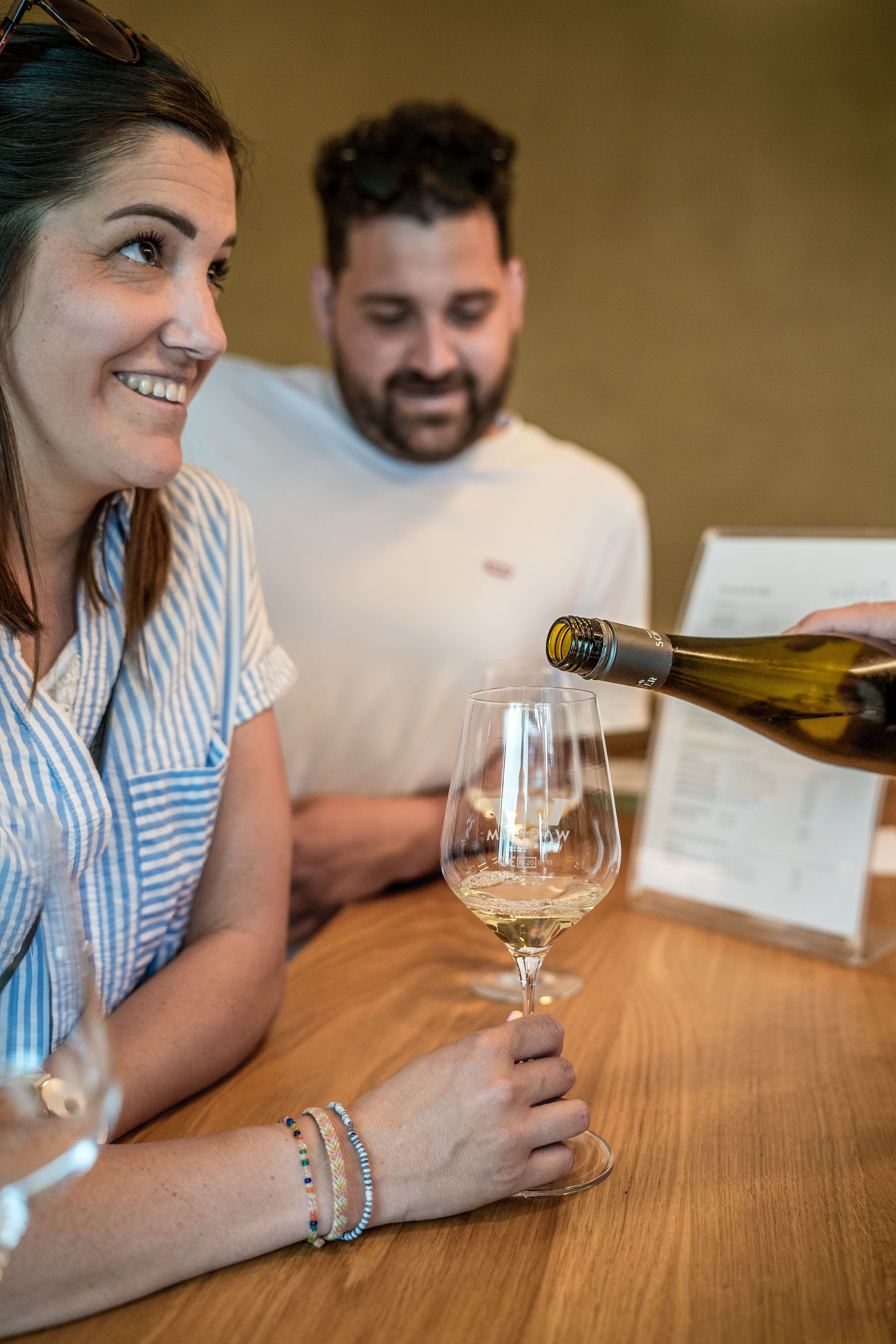 Pärchen bei Weinverkostung